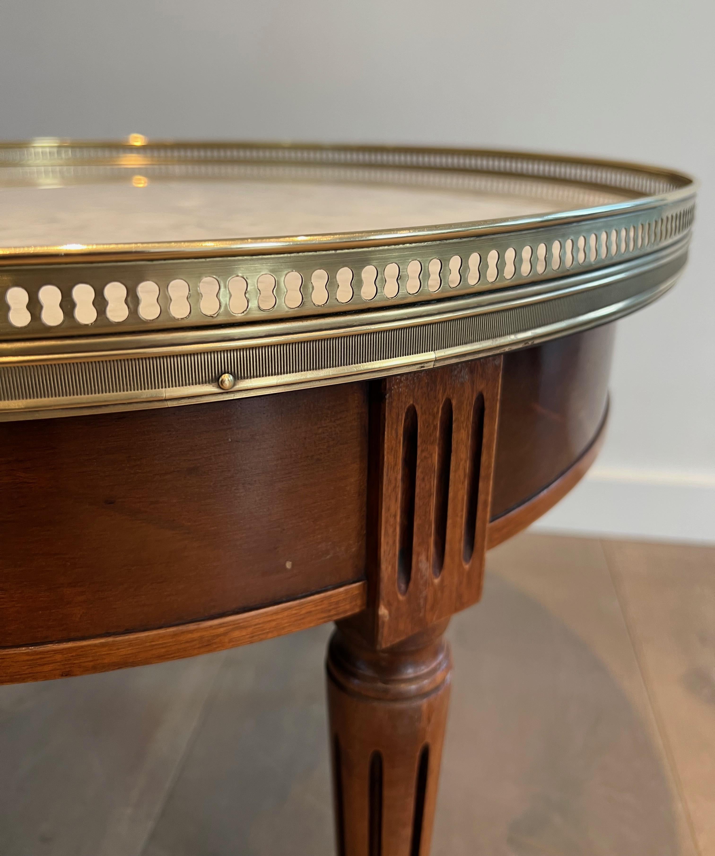 Neoclassical Style Round Coffee Table with Brass and White Carrara Marble Top For Sale 14