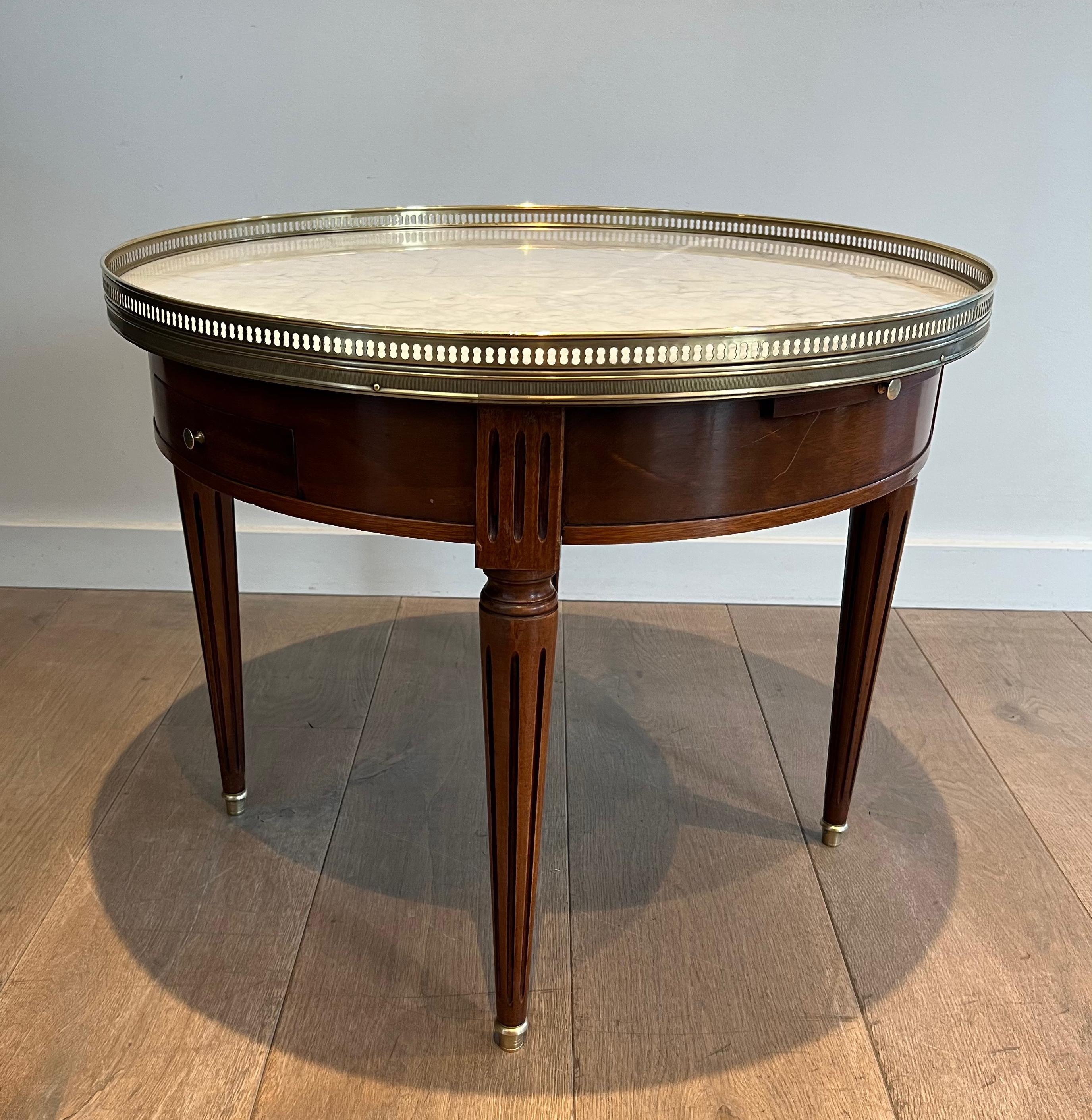 Neoclassical Style Round Coffee Table with Brass and White Carrara Marble Top For Sale 15