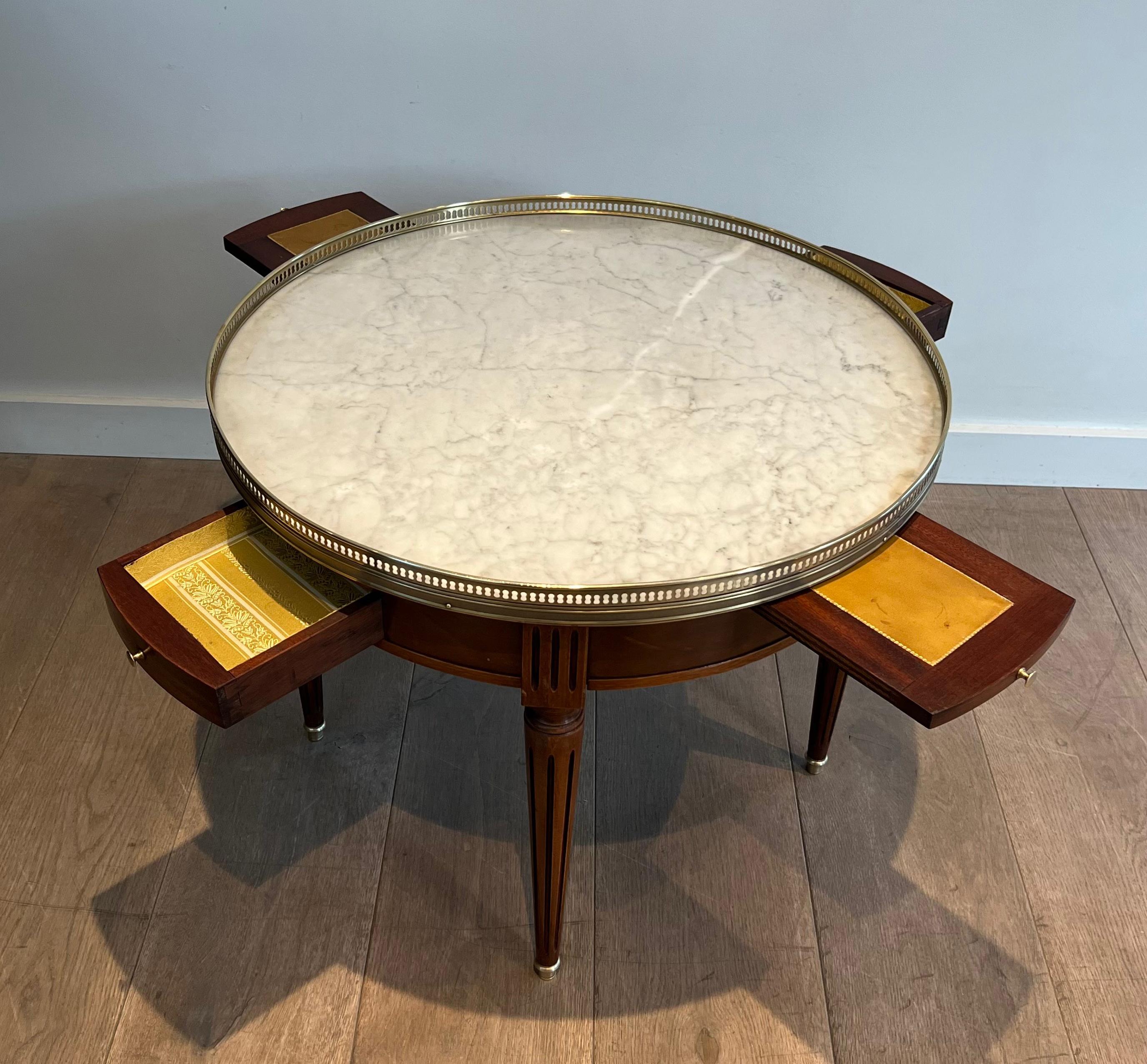 French Neoclassical Style Round Coffee Table with Brass and White Carrara Marble Top For Sale