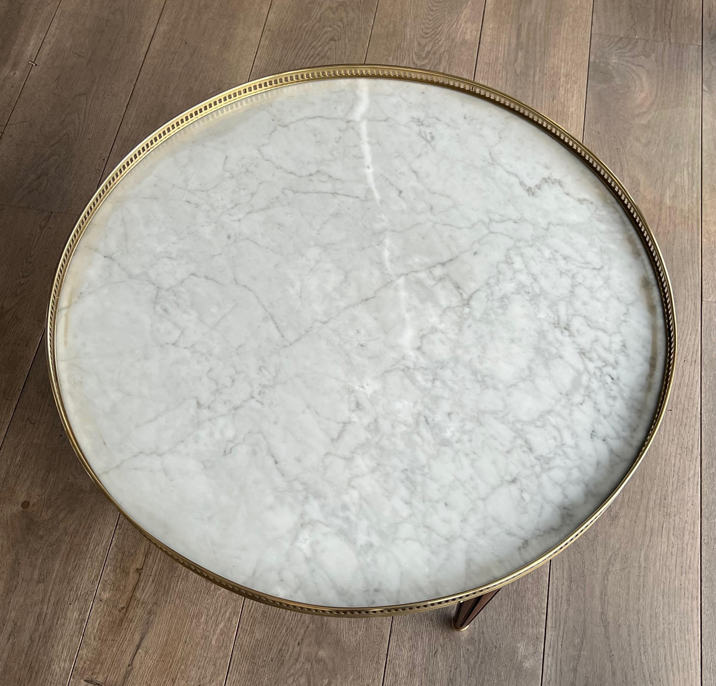 Neoclassical Style Round Coffee Table with Brass and White Carrara Marble Top In Good Condition For Sale In Marcq-en-Barœul, Hauts-de-France