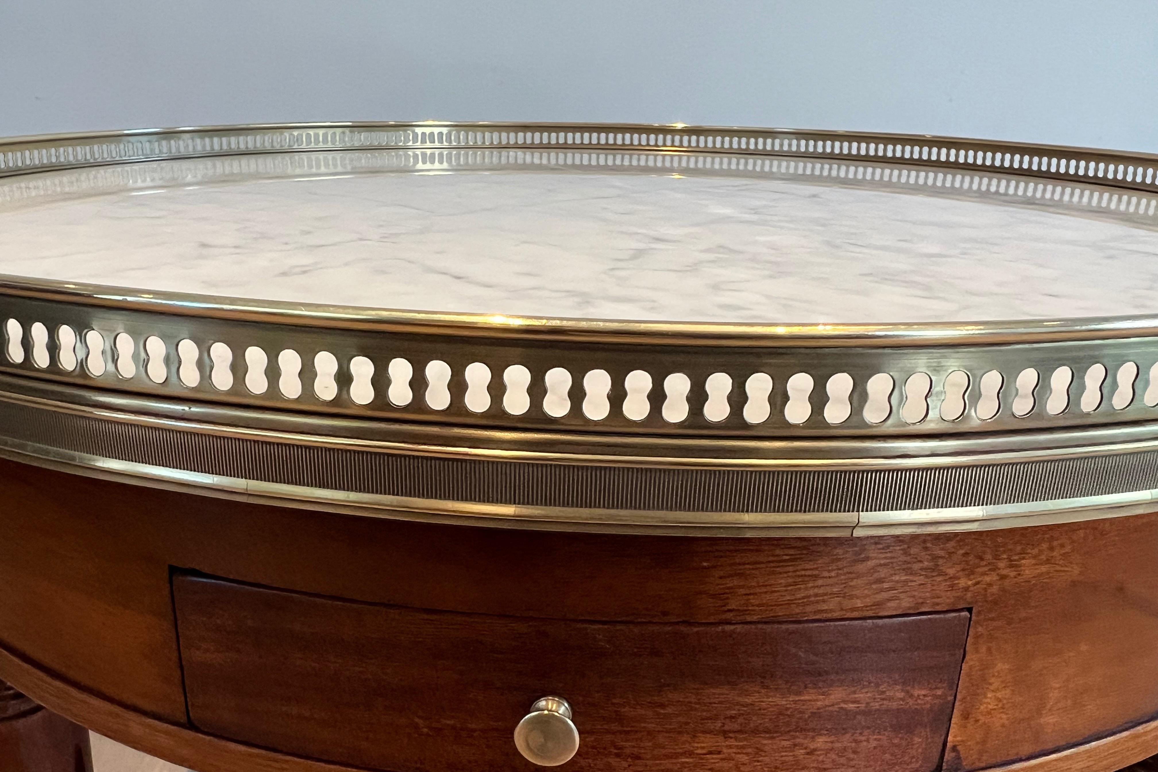 Mid-20th Century Neoclassical Style Round Coffee Table with Brass and White Carrara Marble Top For Sale