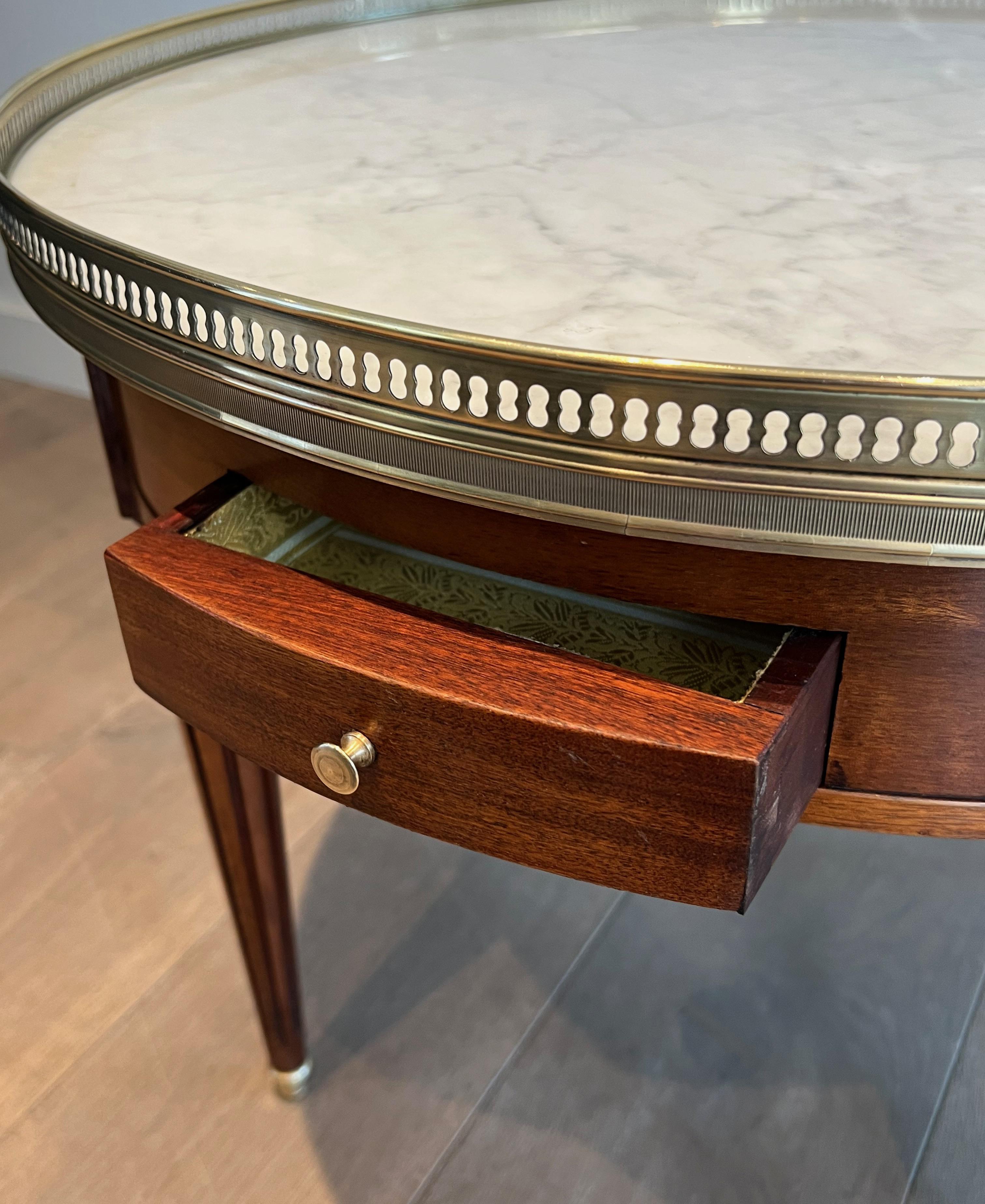Neoclassical Style Round Coffee Table with Brass and White Carrara Marble Top For Sale 1