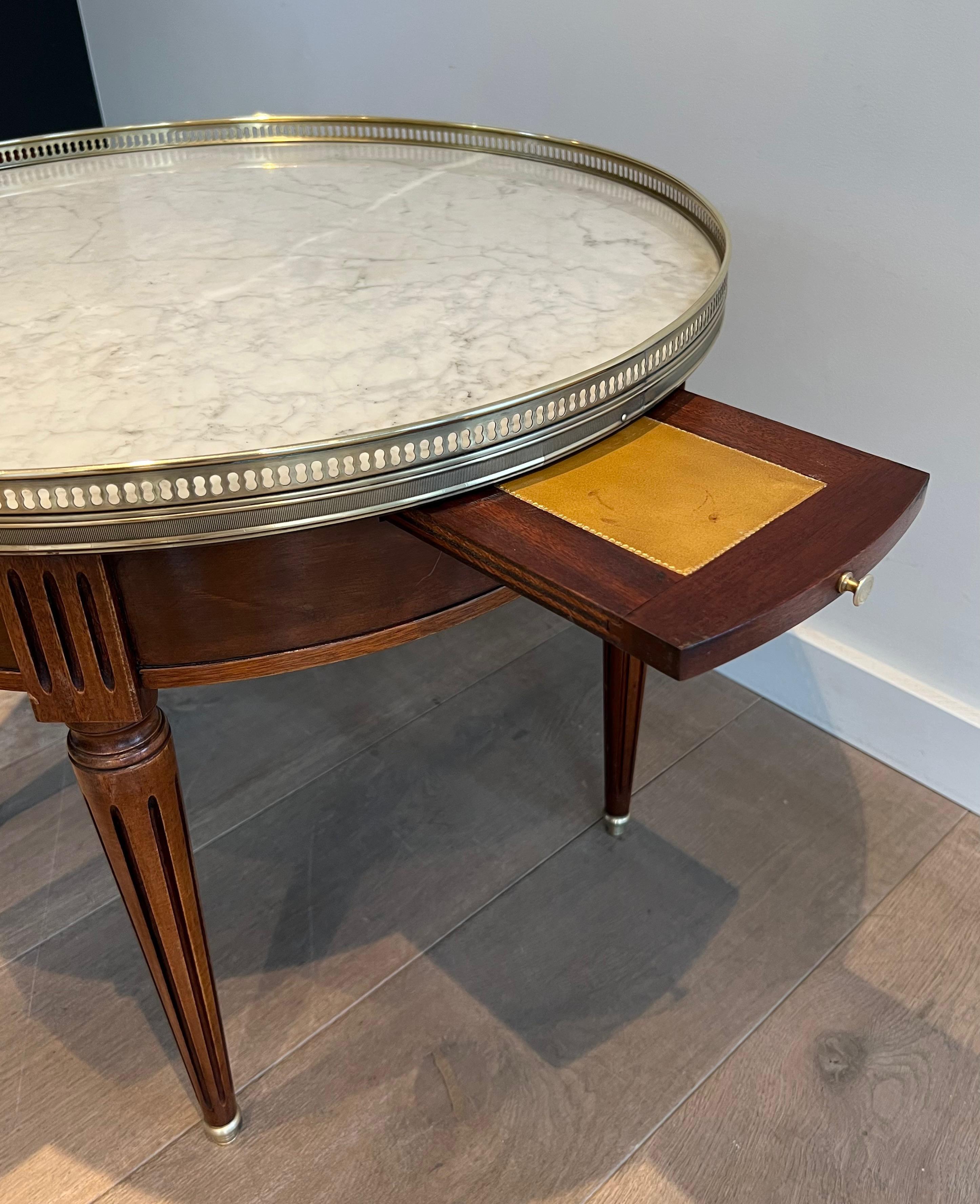 Neoclassical Style Round Coffee Table with Brass and White Carrara Marble Top For Sale 2