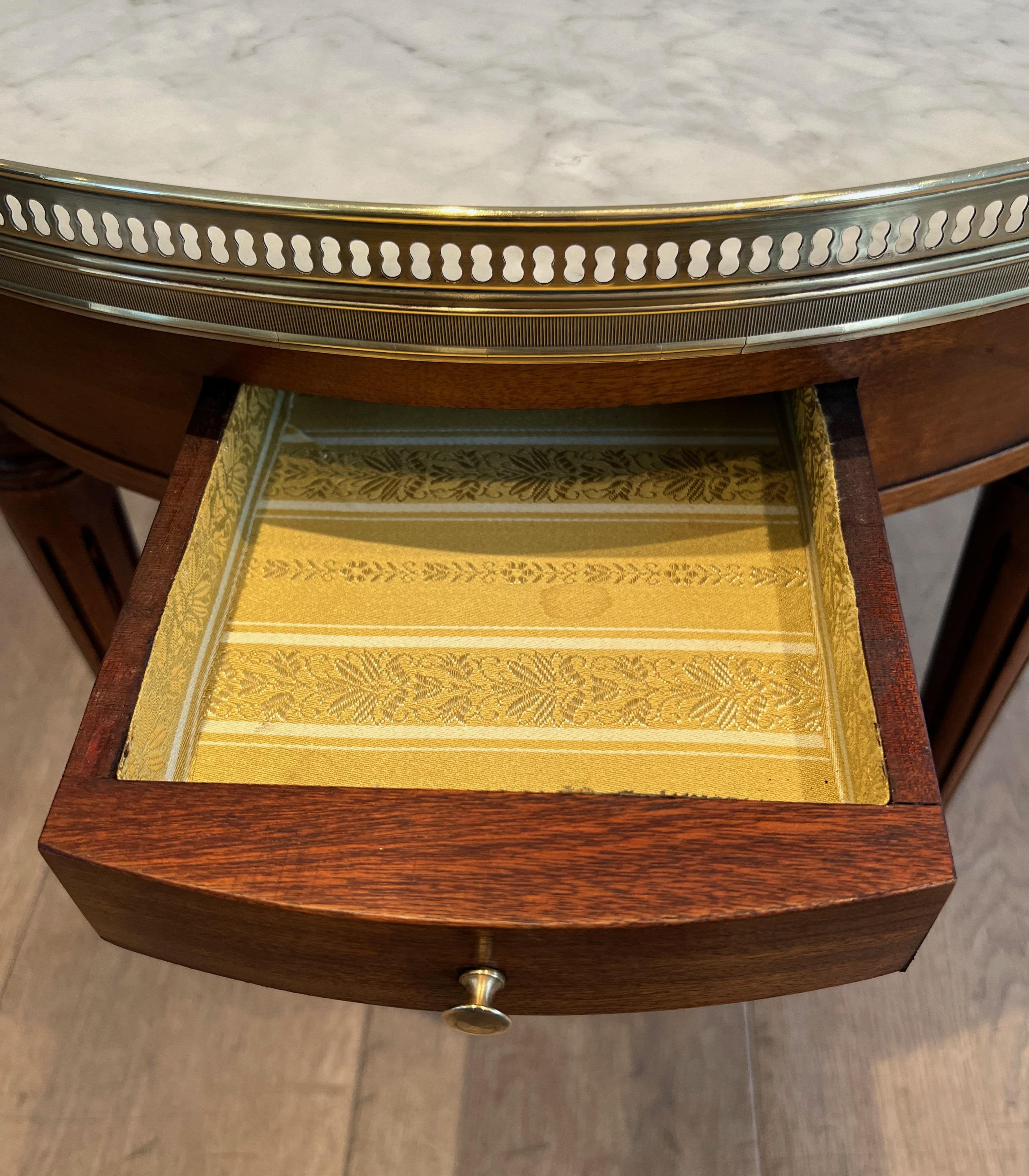 Neoclassical Style Round Coffee Table with Brass and White Carrara Marble Top For Sale 3