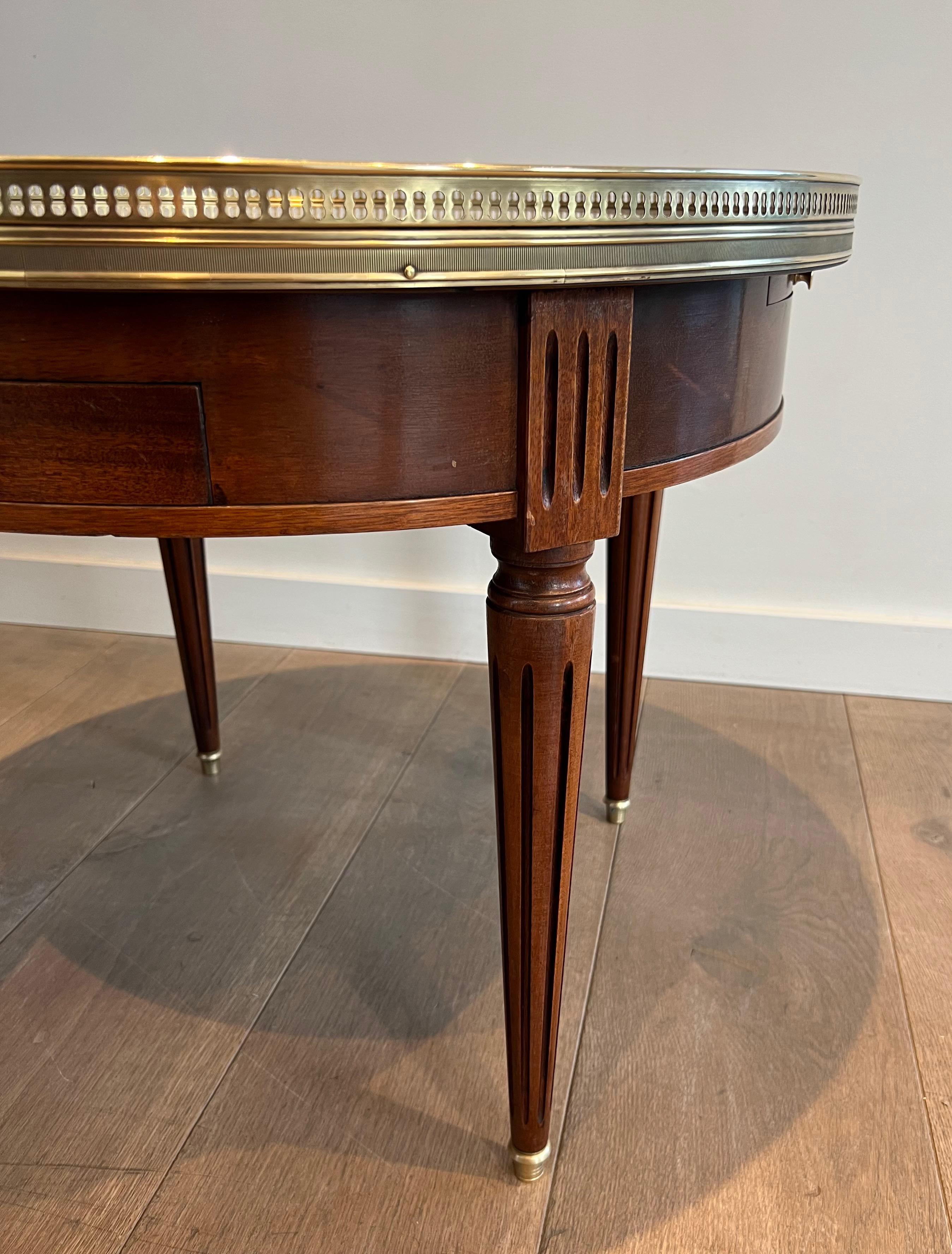 Neoclassical Style Round Coffee Table with Brass and White Carrara Marble Top For Sale 4