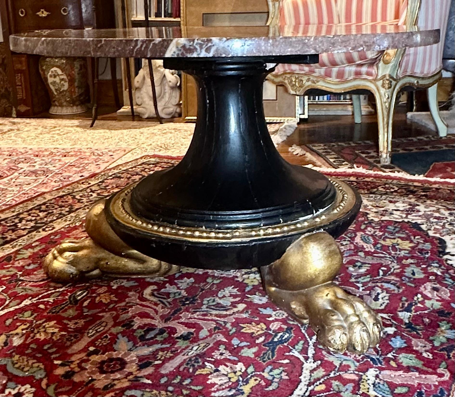 Neoclassico Tavolino da caffè con piedistallo in legno con piano in marmo in stile neoclassico in vendita