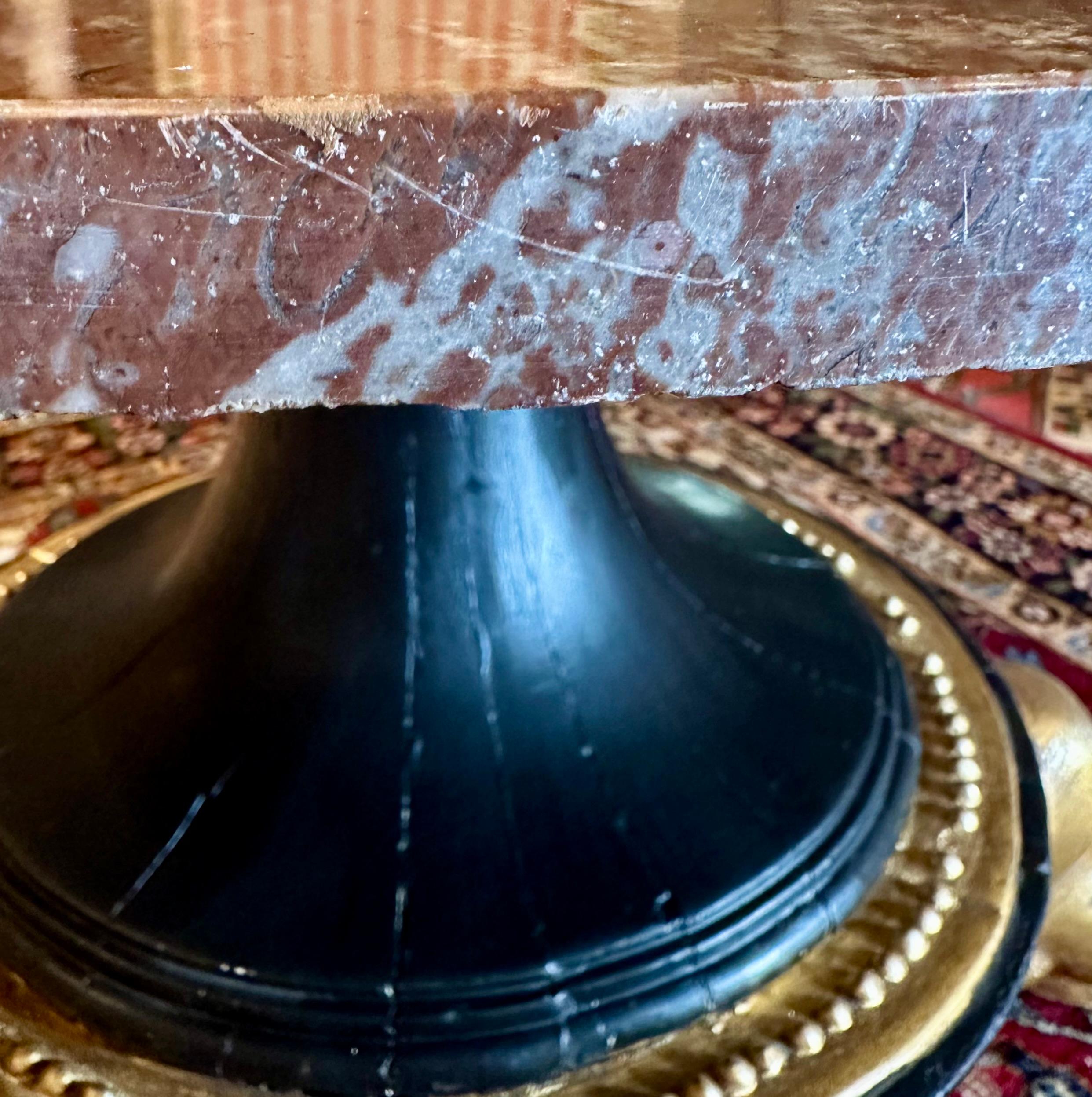 Italiano Tavolino da caffè con piedistallo in legno con piano in marmo in stile neoclassico in vendita