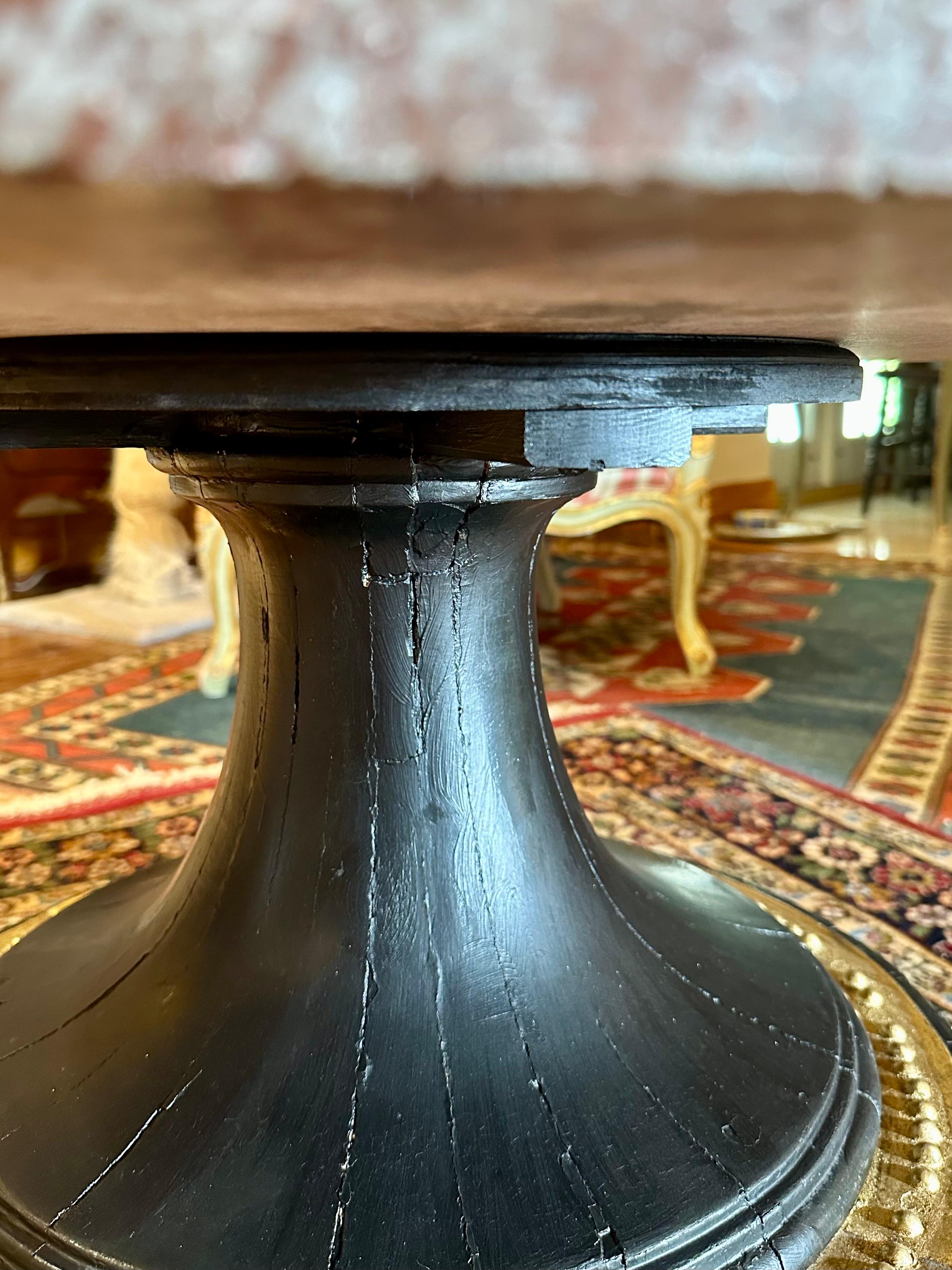 Intagliato Tavolino da caffè con piedistallo in legno con piano in marmo in stile neoclassico in vendita