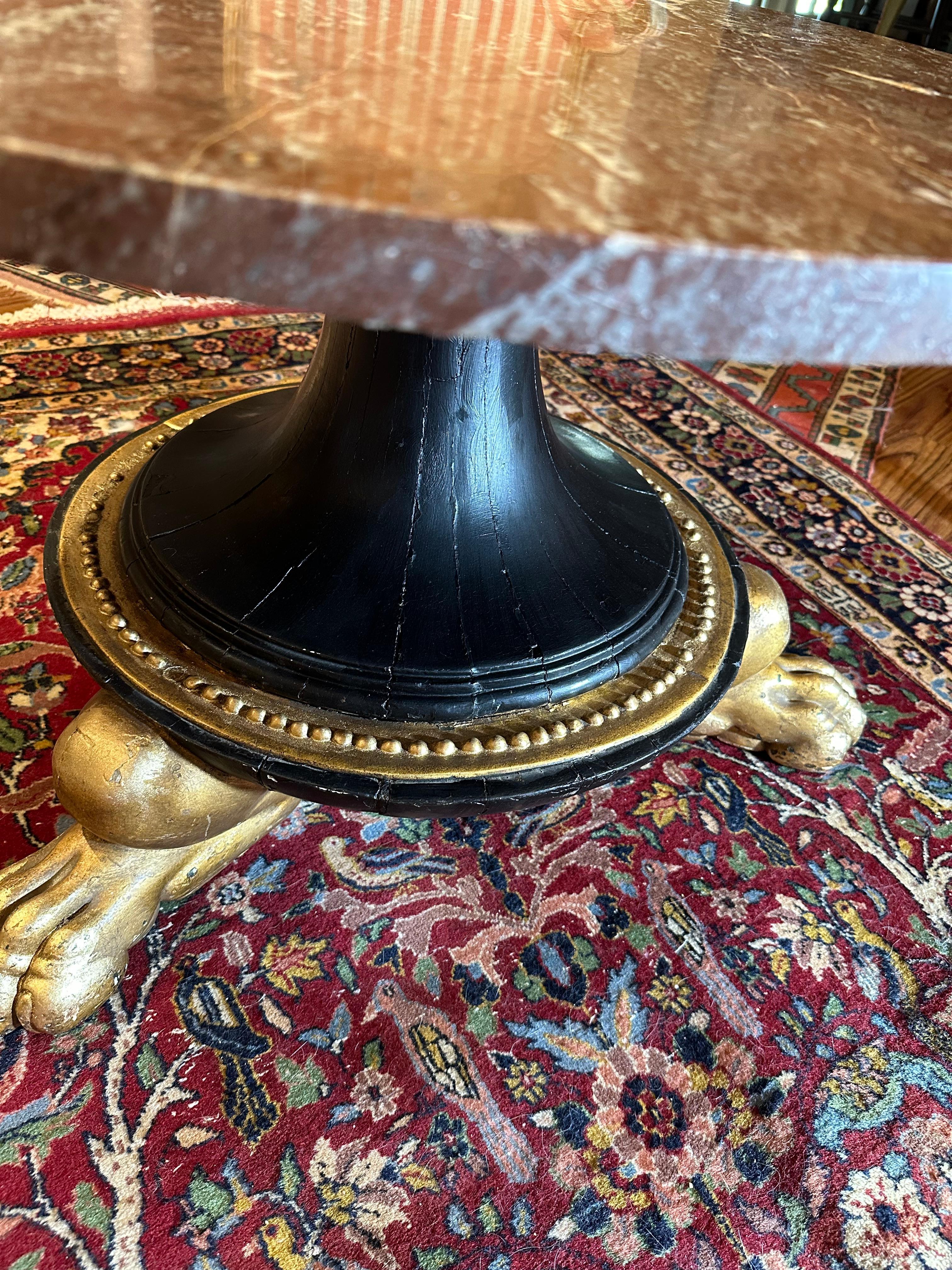 Tavolino da caffè con piedistallo in legno con piano in marmo in stile neoclassico in vendita 1