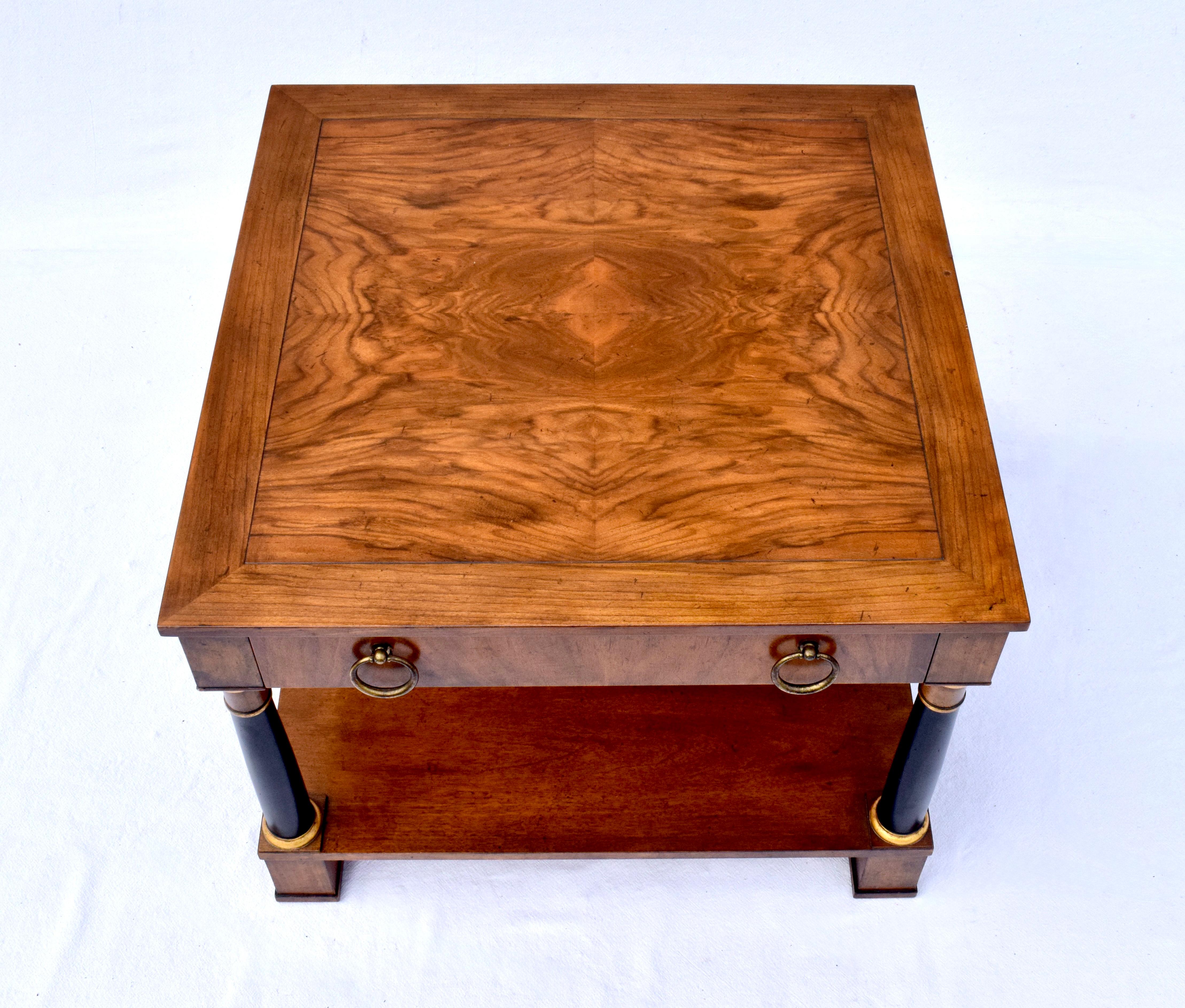 Table d'appoint à deux niveaux en ronce de noyer assortie à un livre, avec un tiroir, présentant des éléments de design néoclassique dans les supports de colonne frappants et les lignes classiques.  Une belle table Transitionnelle, de taille