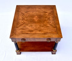 Mesa auxiliar estilo neoclásico by Baker Furniture