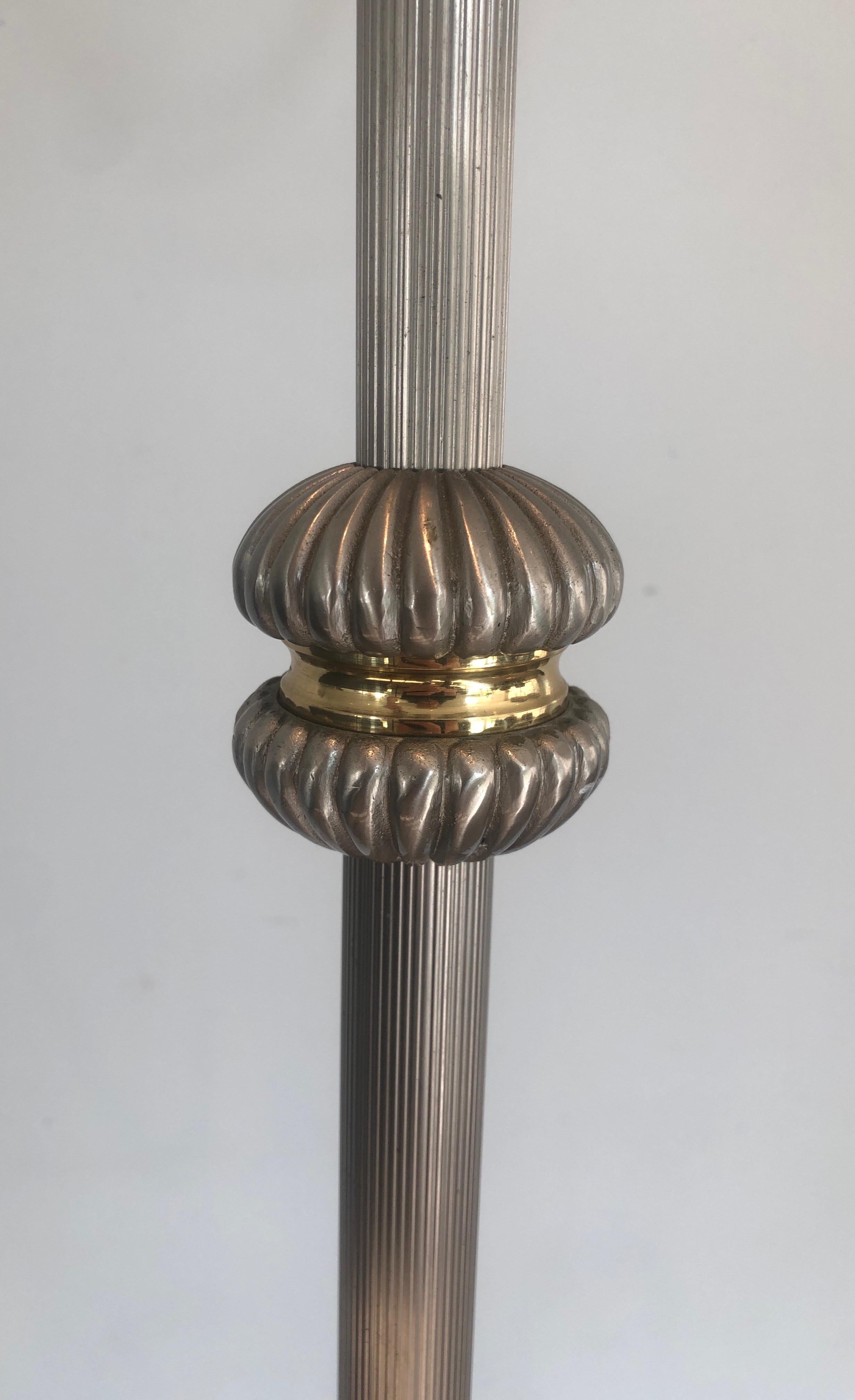 Lampada da terra a 6 luci in ottone e argento in stile neoclassico in vendita 3