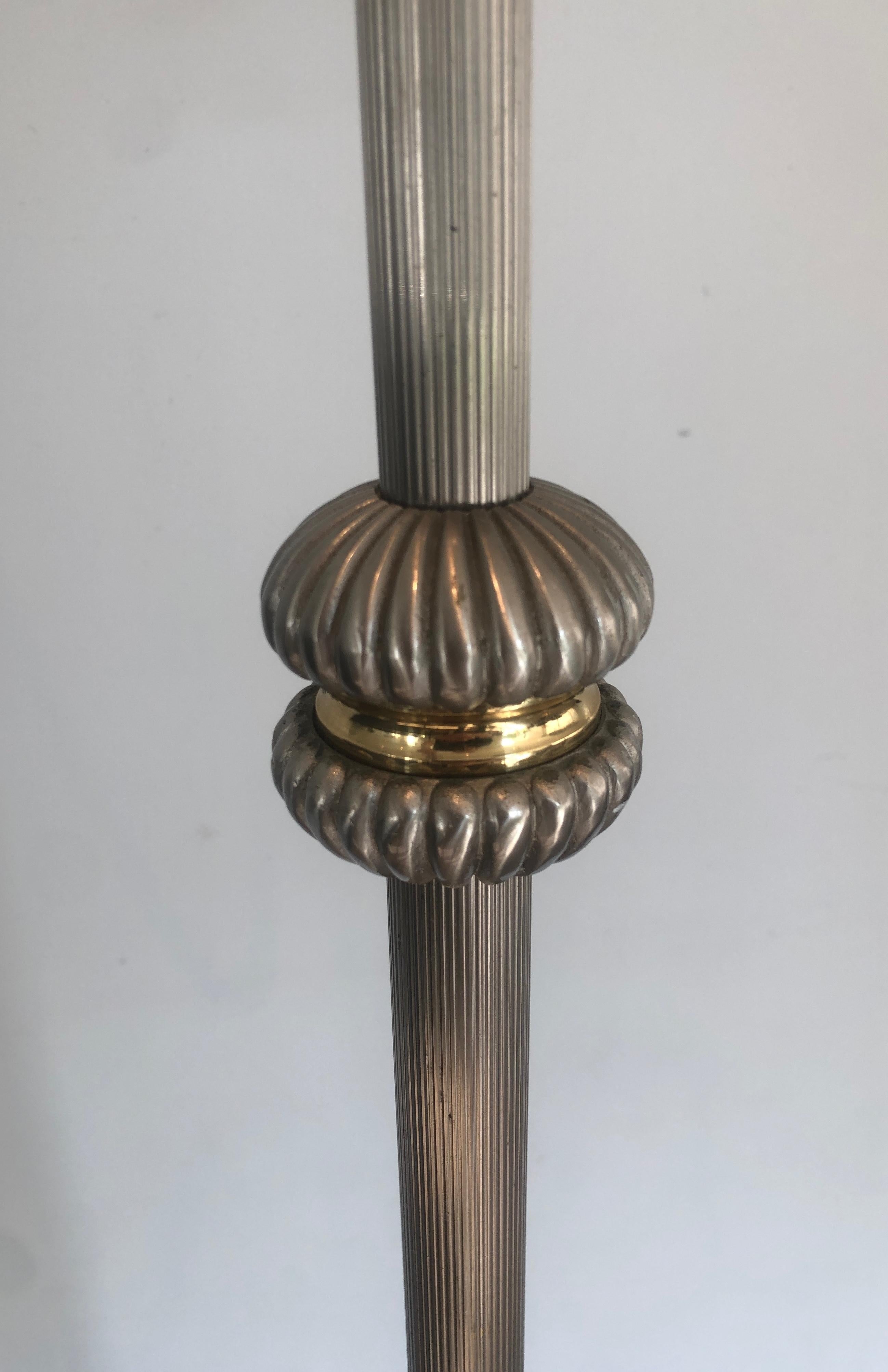Lampada da terra a 6 luci in ottone e argento in stile neoclassico in vendita 11