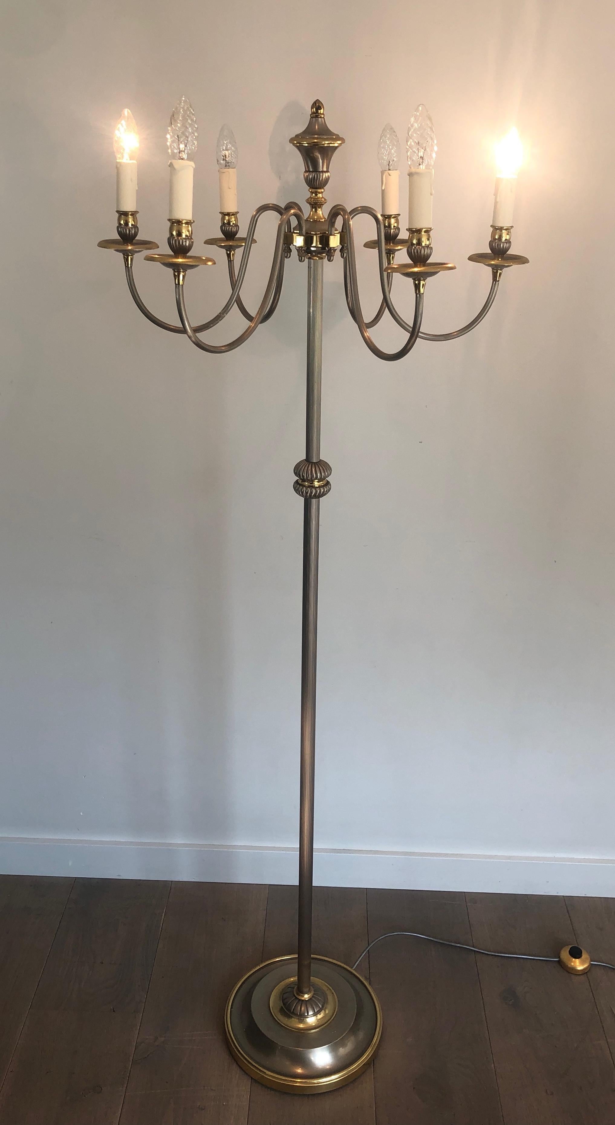 Questa bella lampada da terra a 6 luci in stile neoclassico è realizzata in ottone e argento. Questa è un'opera francese. Circa 1940
