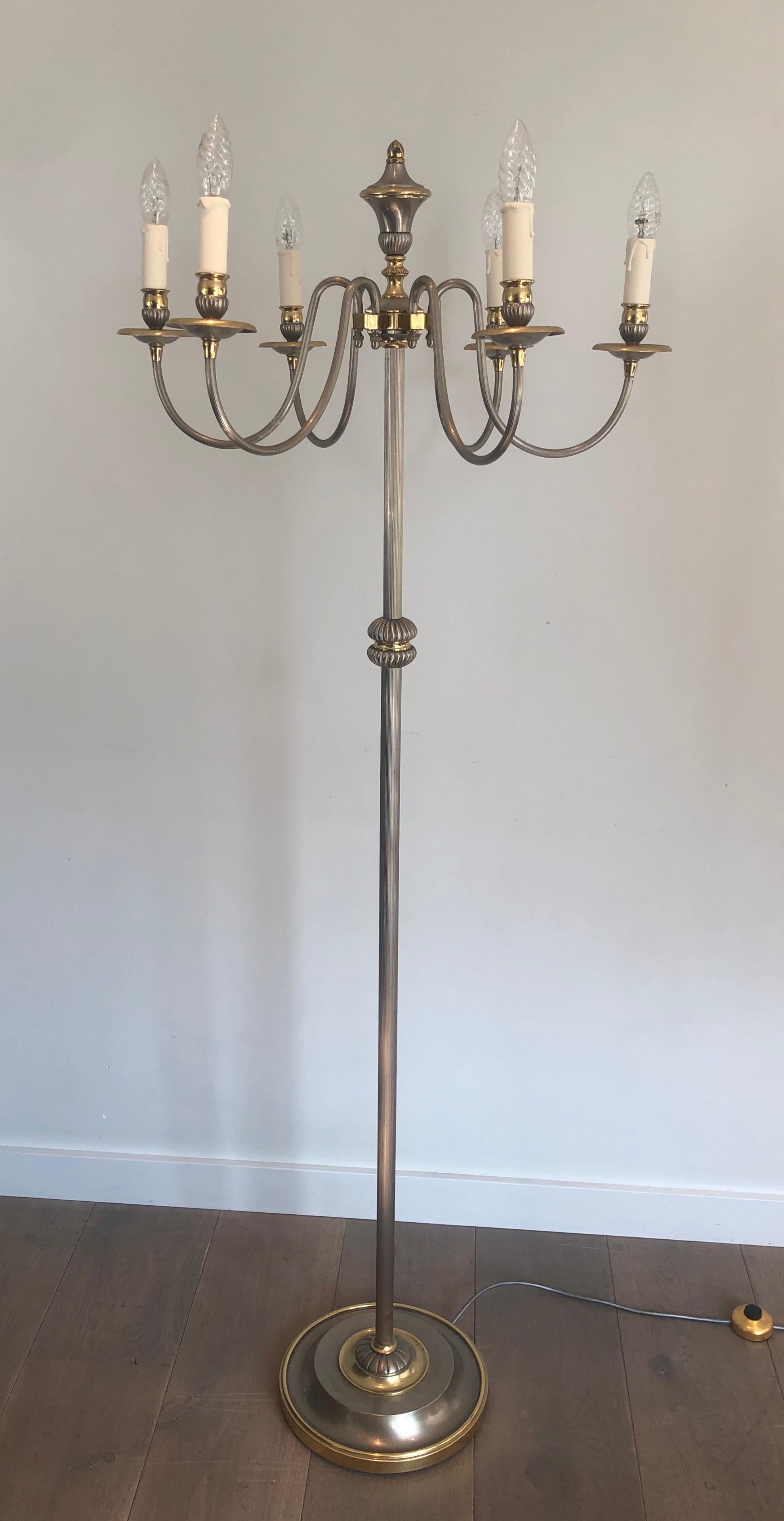 Francese Lampada da terra a 6 luci in ottone e argento in stile neoclassico in vendita