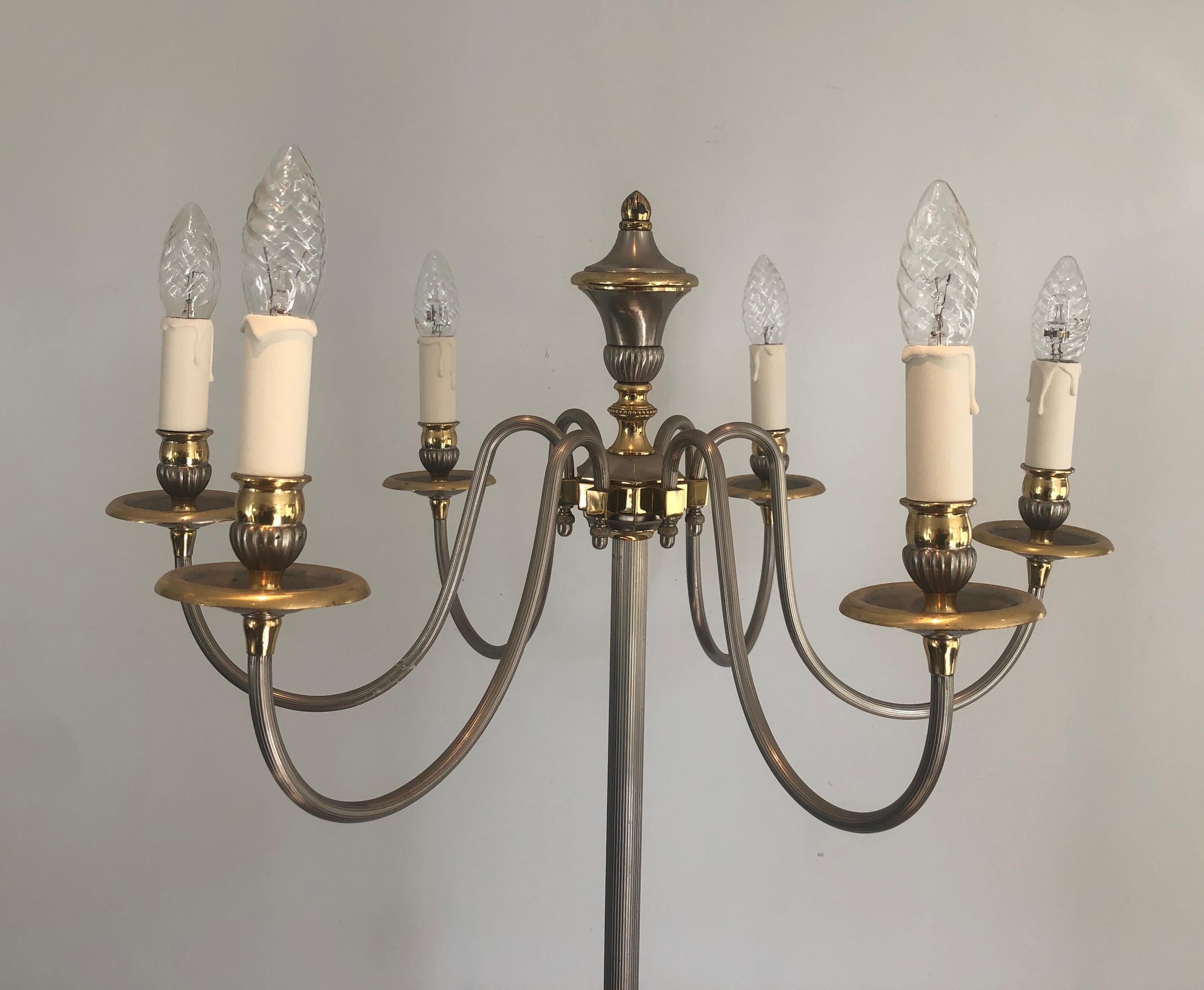 Metà XX secolo Lampada da terra a 6 luci in ottone e argento in stile neoclassico in vendita