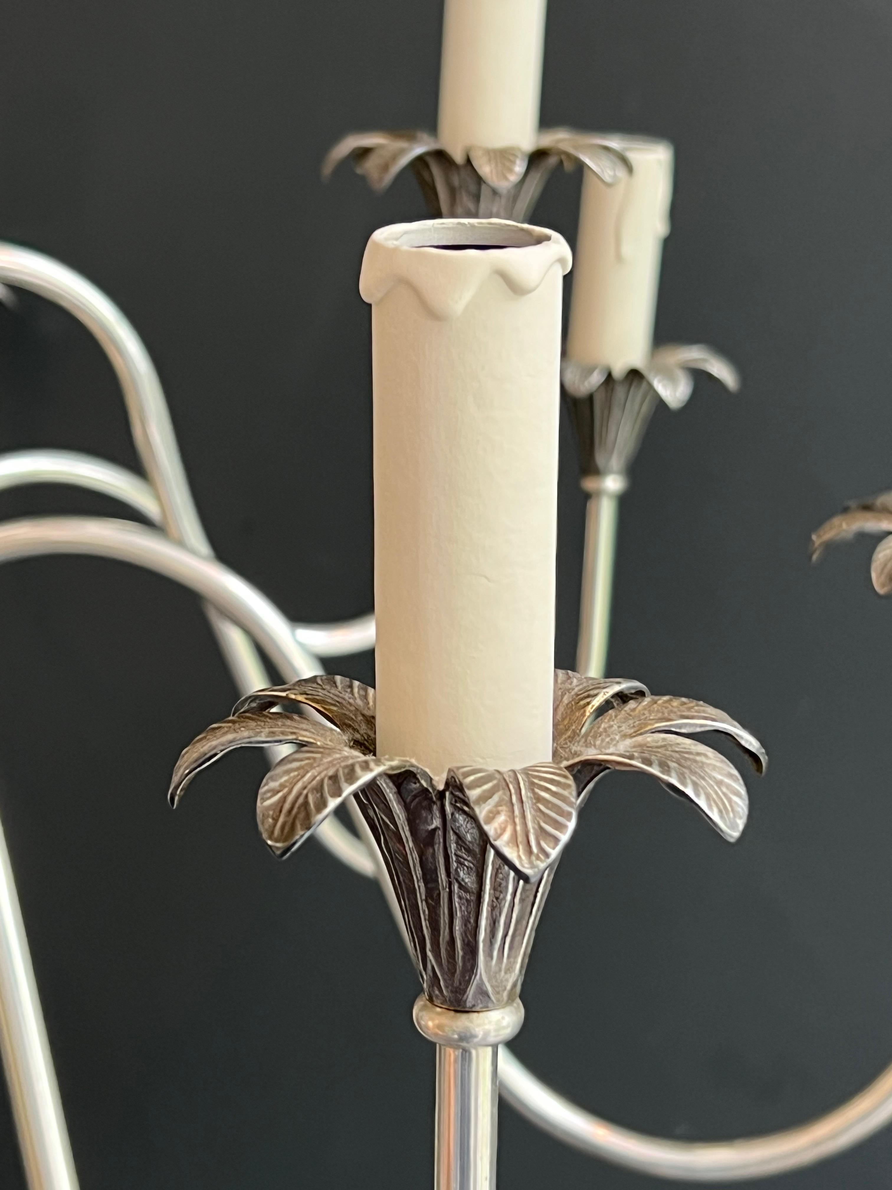 Lampadario in metallo argentato in stile neoclassico. Opera francese Maison Charles in vendita 2