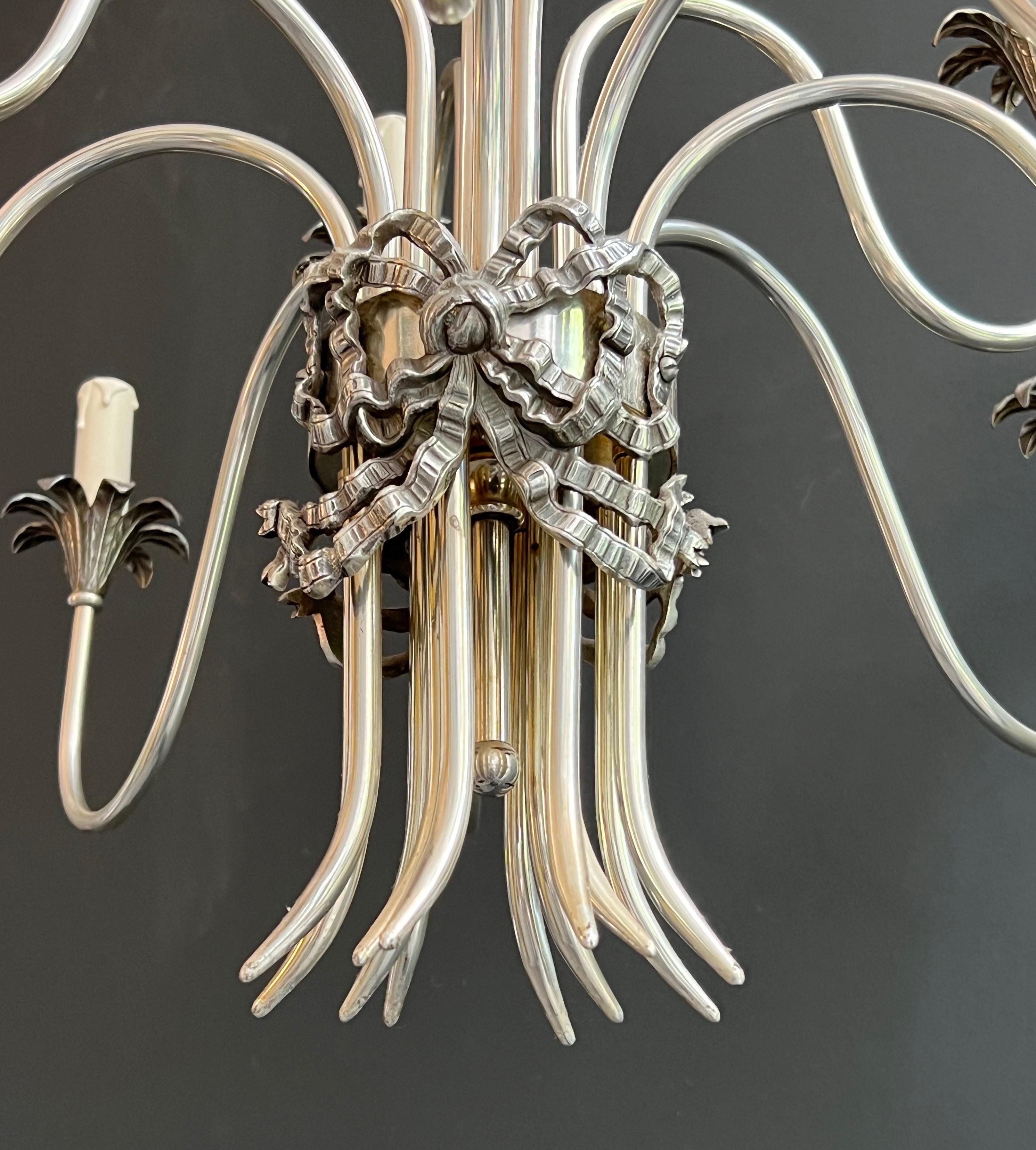 Lampadario in metallo argentato in stile neoclassico. Opera francese Maison Charles in vendita 3