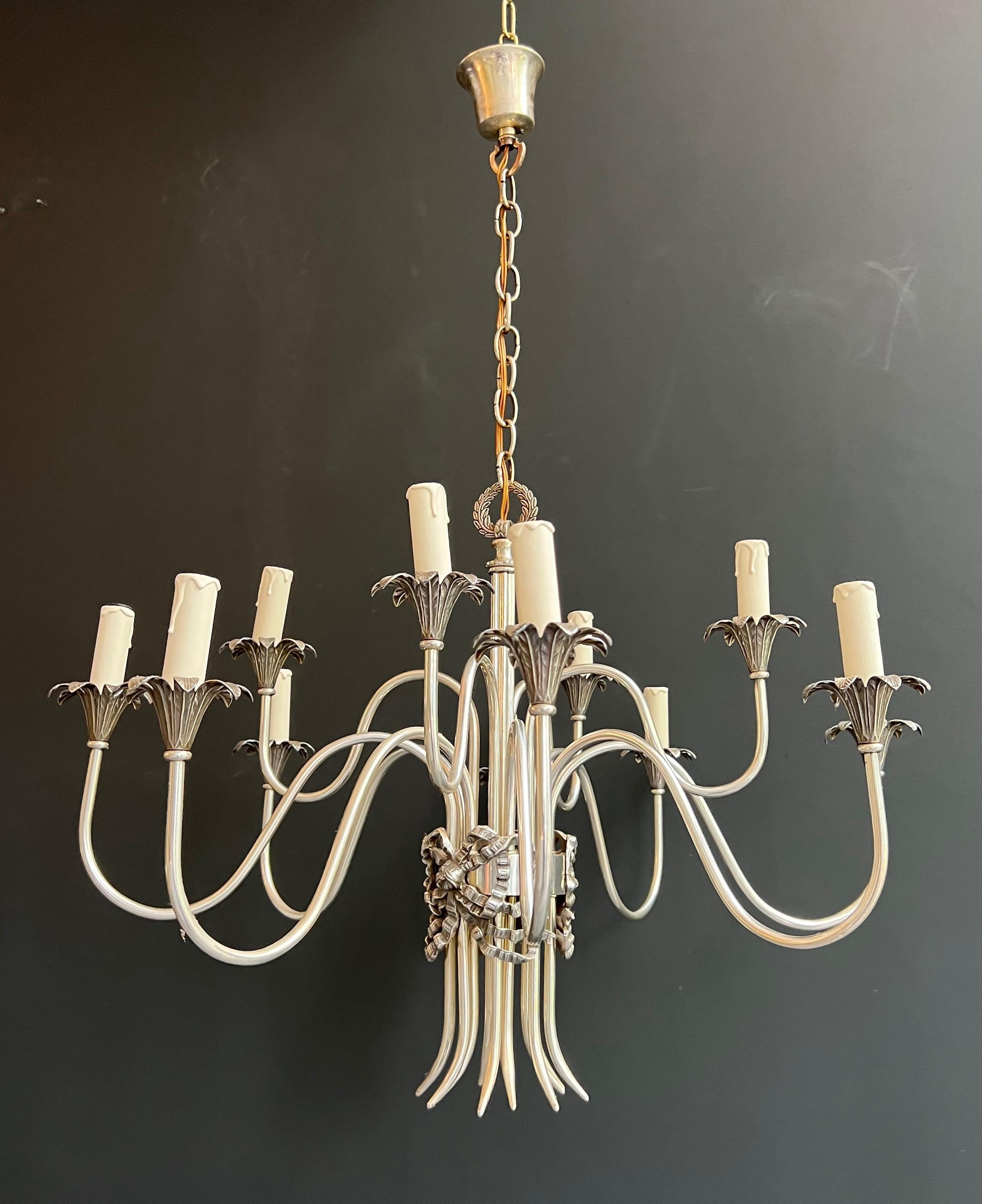 Lampadario in metallo argentato in stile neoclassico. Opera francese Maison Charles in vendita 4