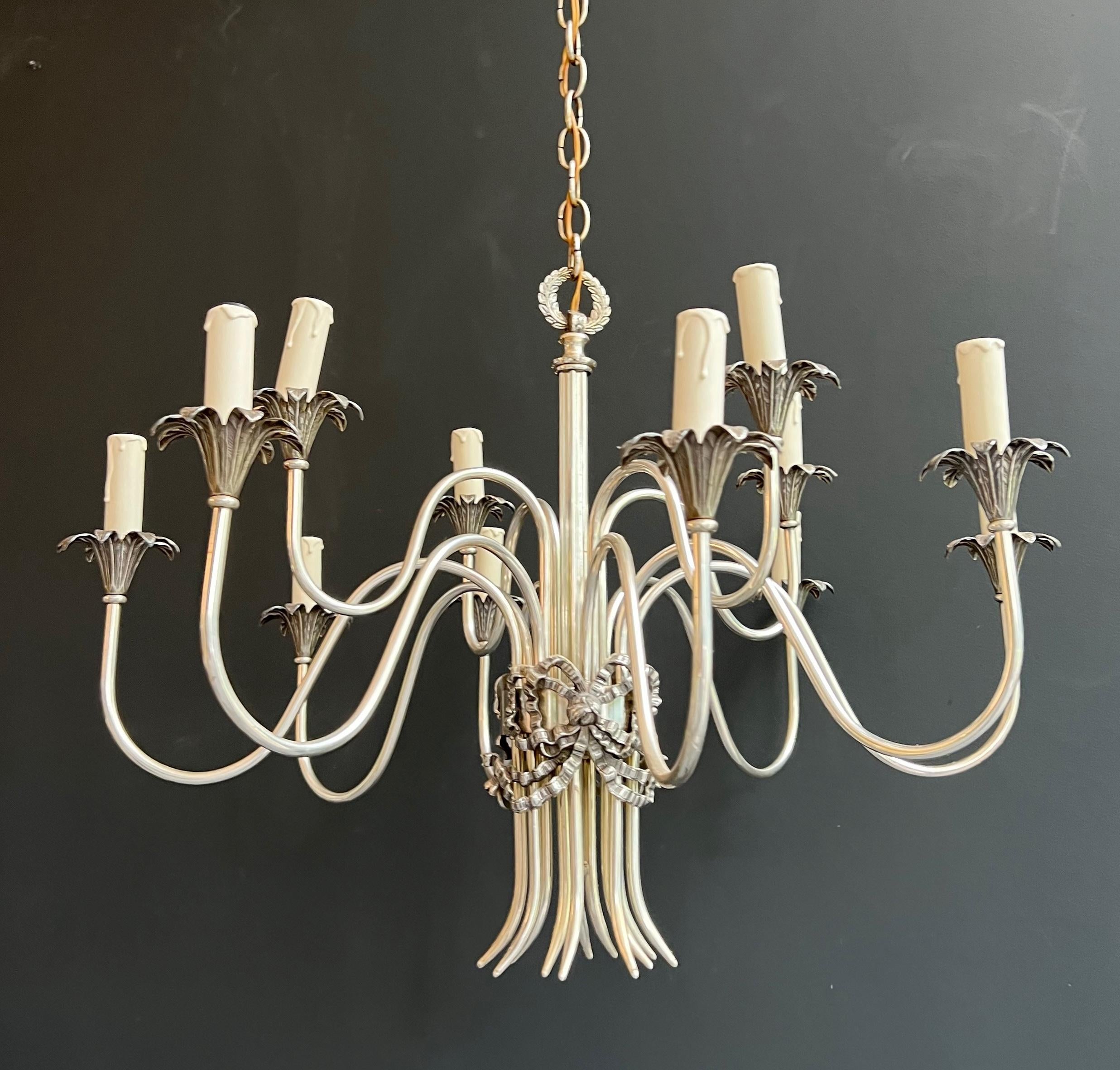 Lampadario in metallo argentato in stile neoclassico. Opera francese Maison Charles in vendita 5