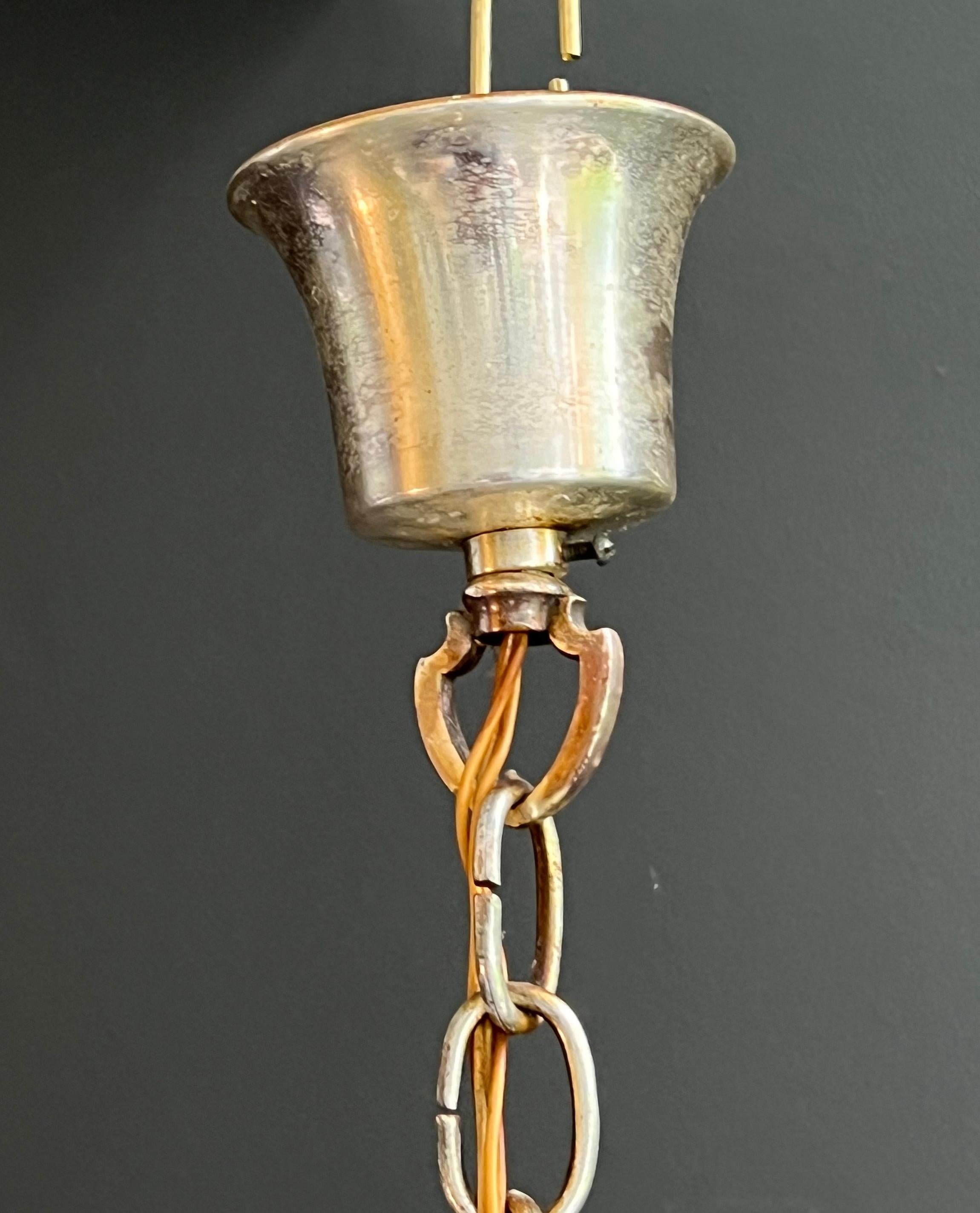Lampadario in metallo argentato in stile neoclassico. Opera francese Maison Charles in vendita 6