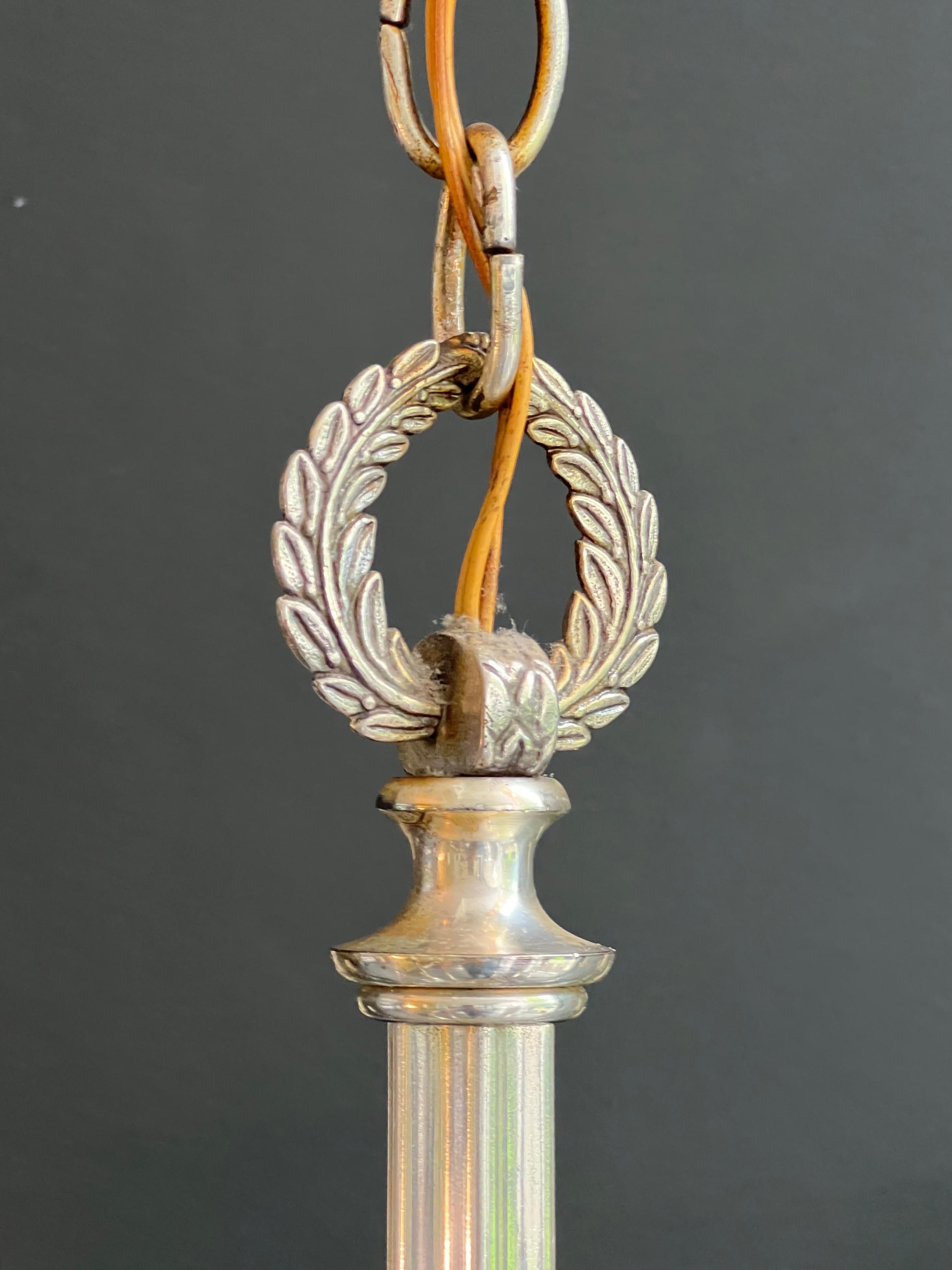 Lampadario in metallo argentato in stile neoclassico. Opera francese Maison Charles in vendita 7
