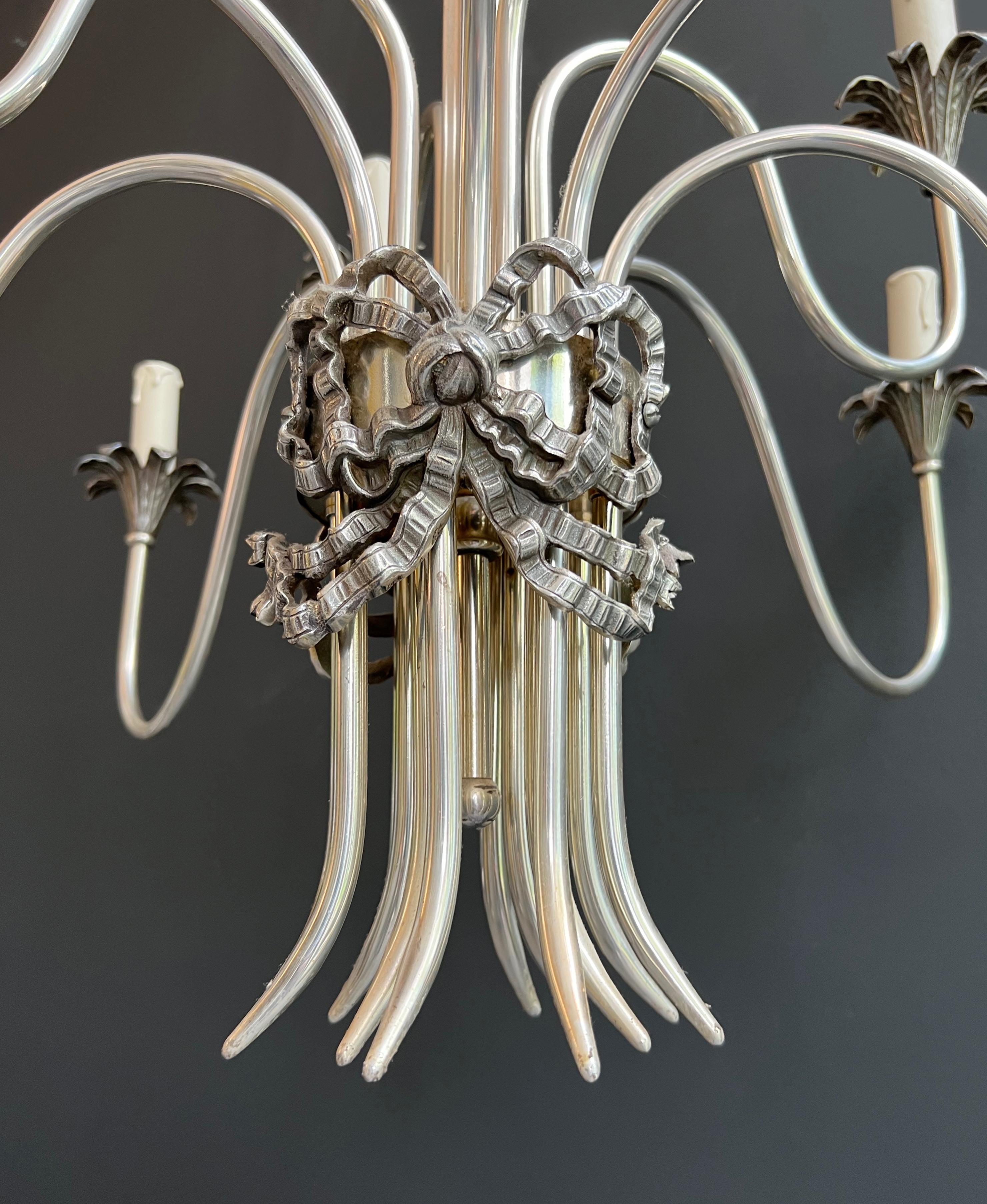 Lampadario in metallo argentato in stile neoclassico. Opera francese Maison Charles in vendita 8