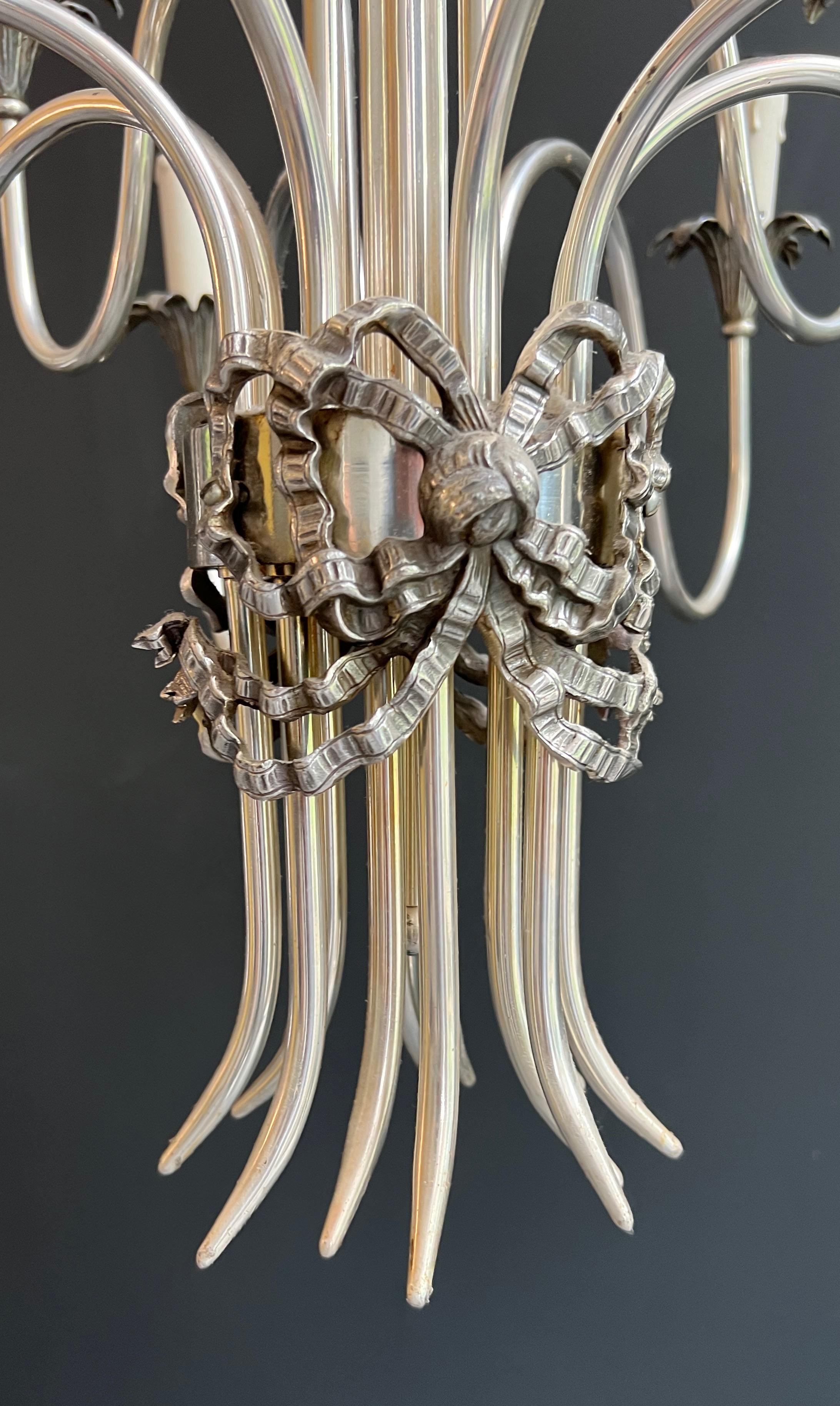 Lampadario in metallo argentato in stile neoclassico. Opera francese Maison Charles in vendita 9