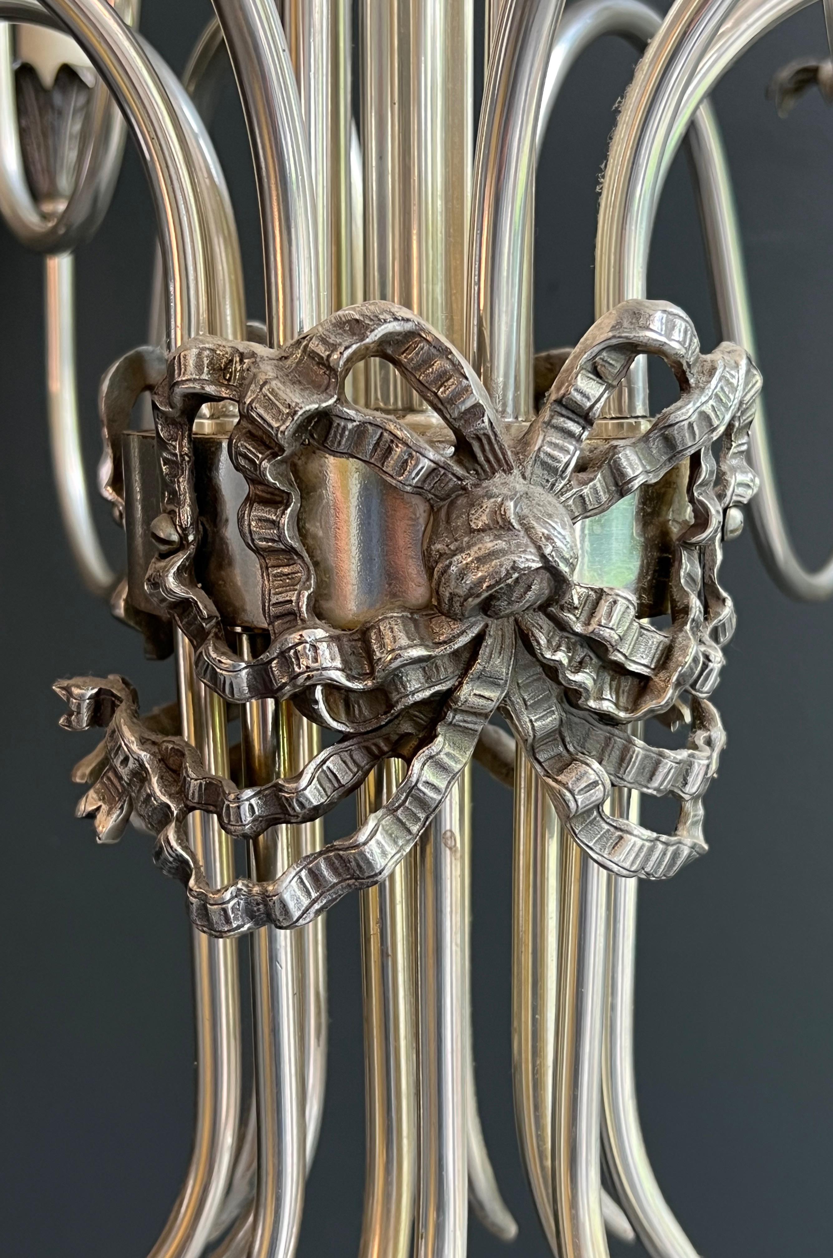 Lampadario in metallo argentato in stile neoclassico. Opera francese Maison Charles in vendita 10