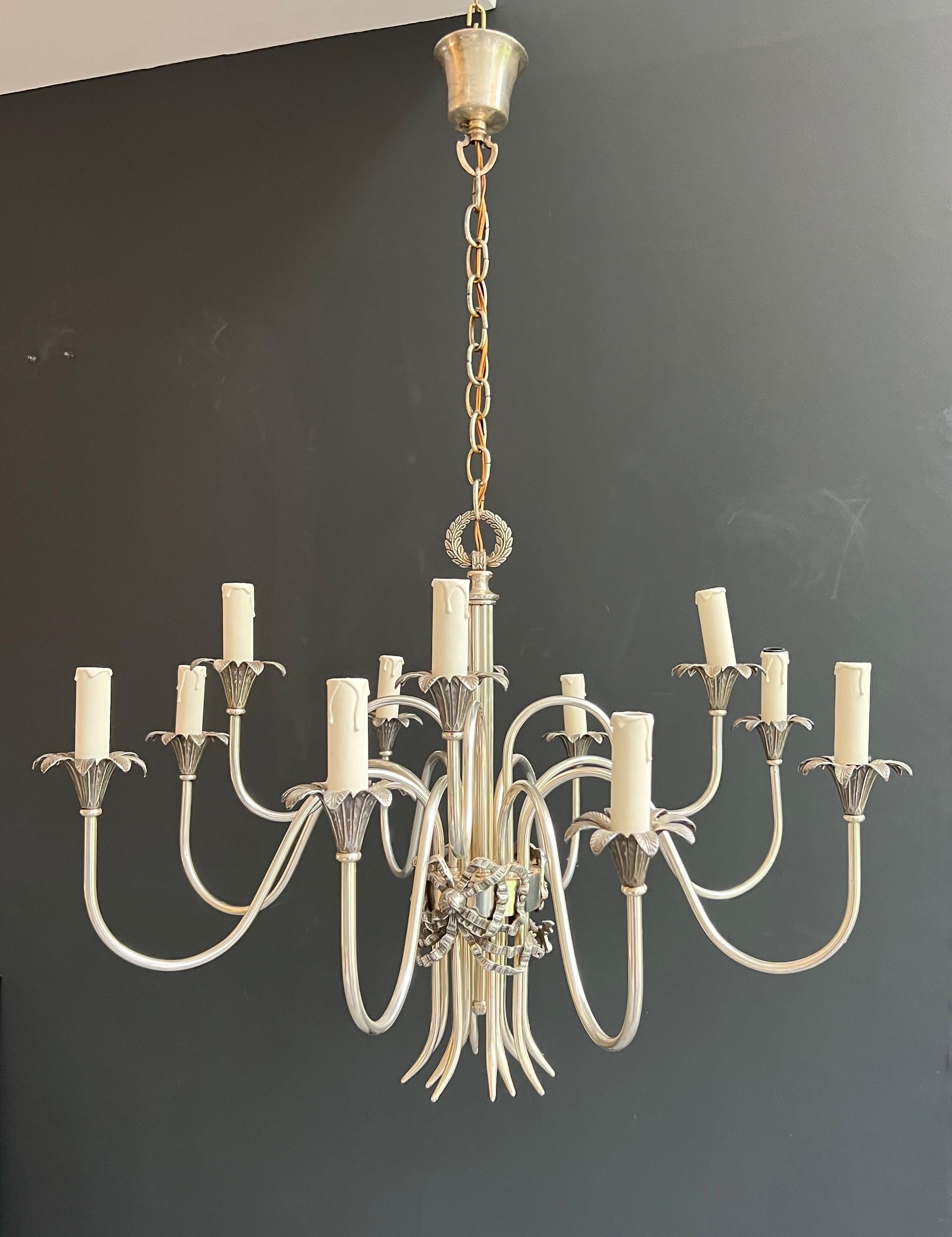 Questo lampadario in stile neoclassico molto bello ed elegante è realizzato in metallo argentato. Questa è un'opera francese di Maison Charles. Circa 1940
