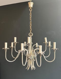 Lampadario in metallo argentato in stile neoclassico. Opera francese Maison Charles