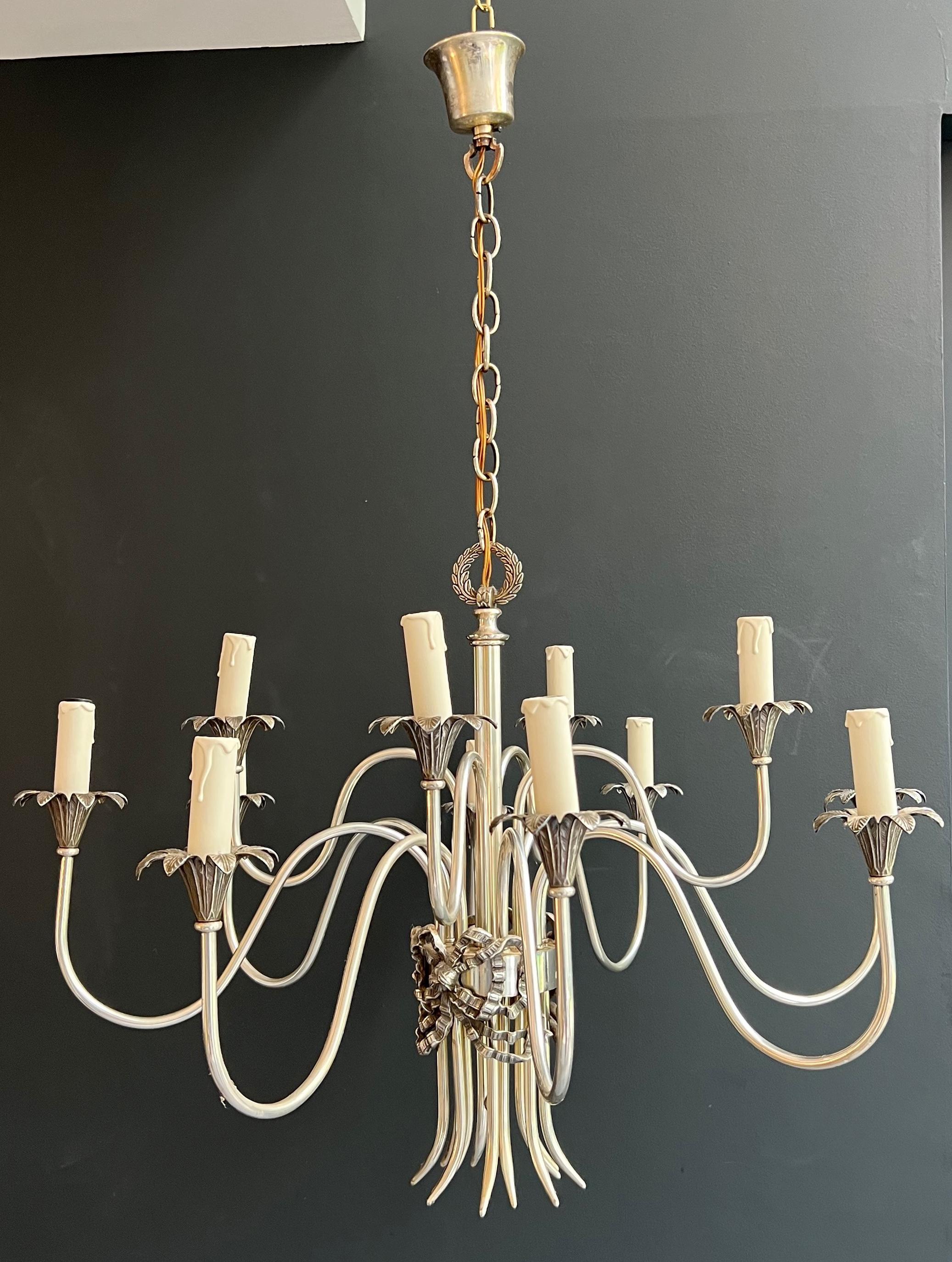 Lampadario in metallo argentato in stile neoclassico. Opera francese Maison Charles in vendita 12