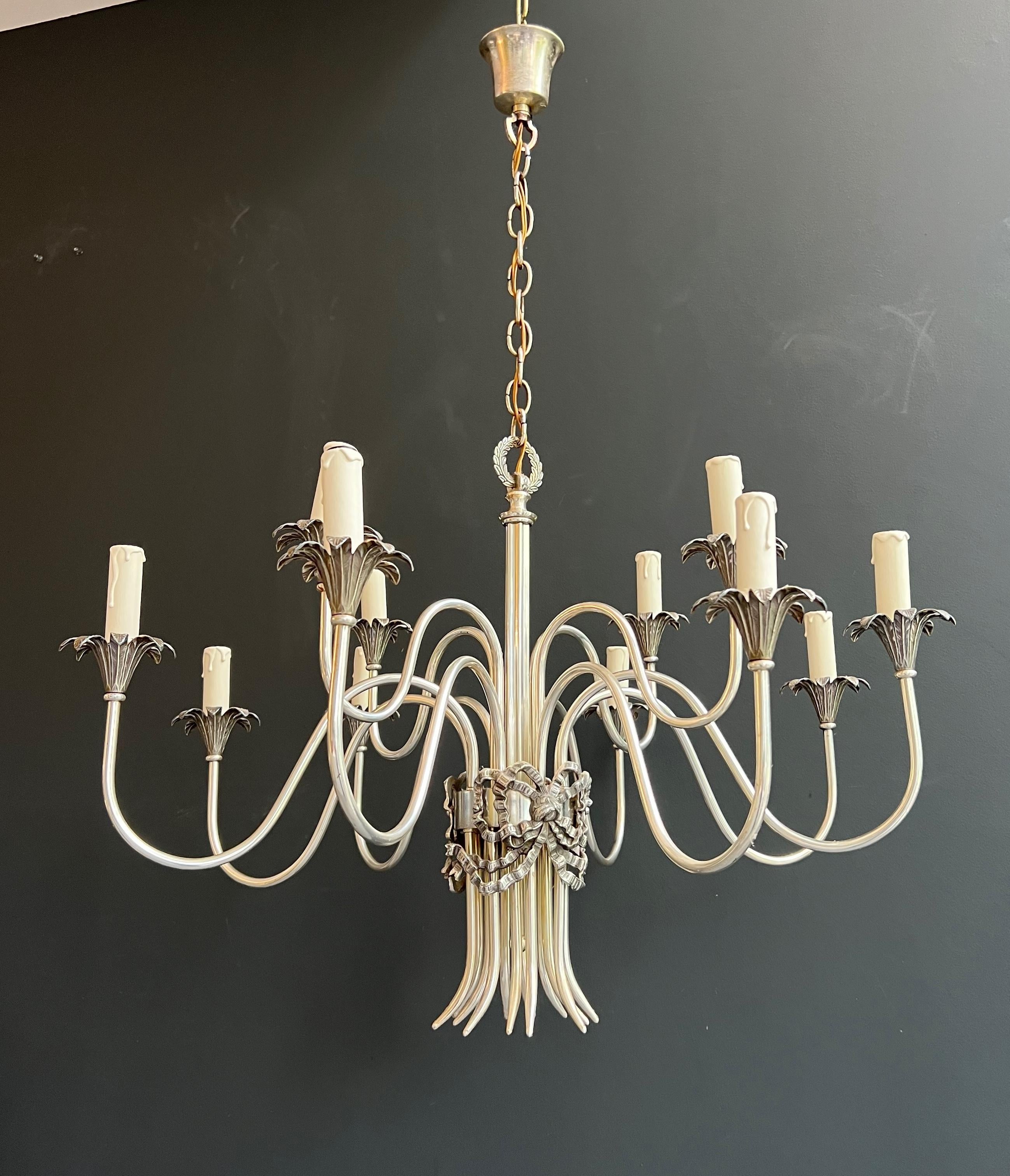 Francese Lampadario in metallo argentato in stile neoclassico. Opera francese Maison Charles in vendita