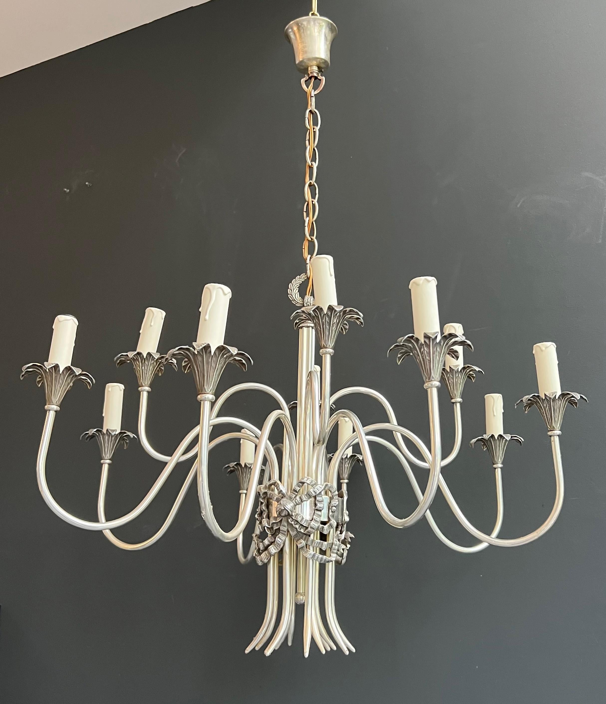 Argentato Lampadario in metallo argentato in stile neoclassico. Opera francese Maison Charles in vendita