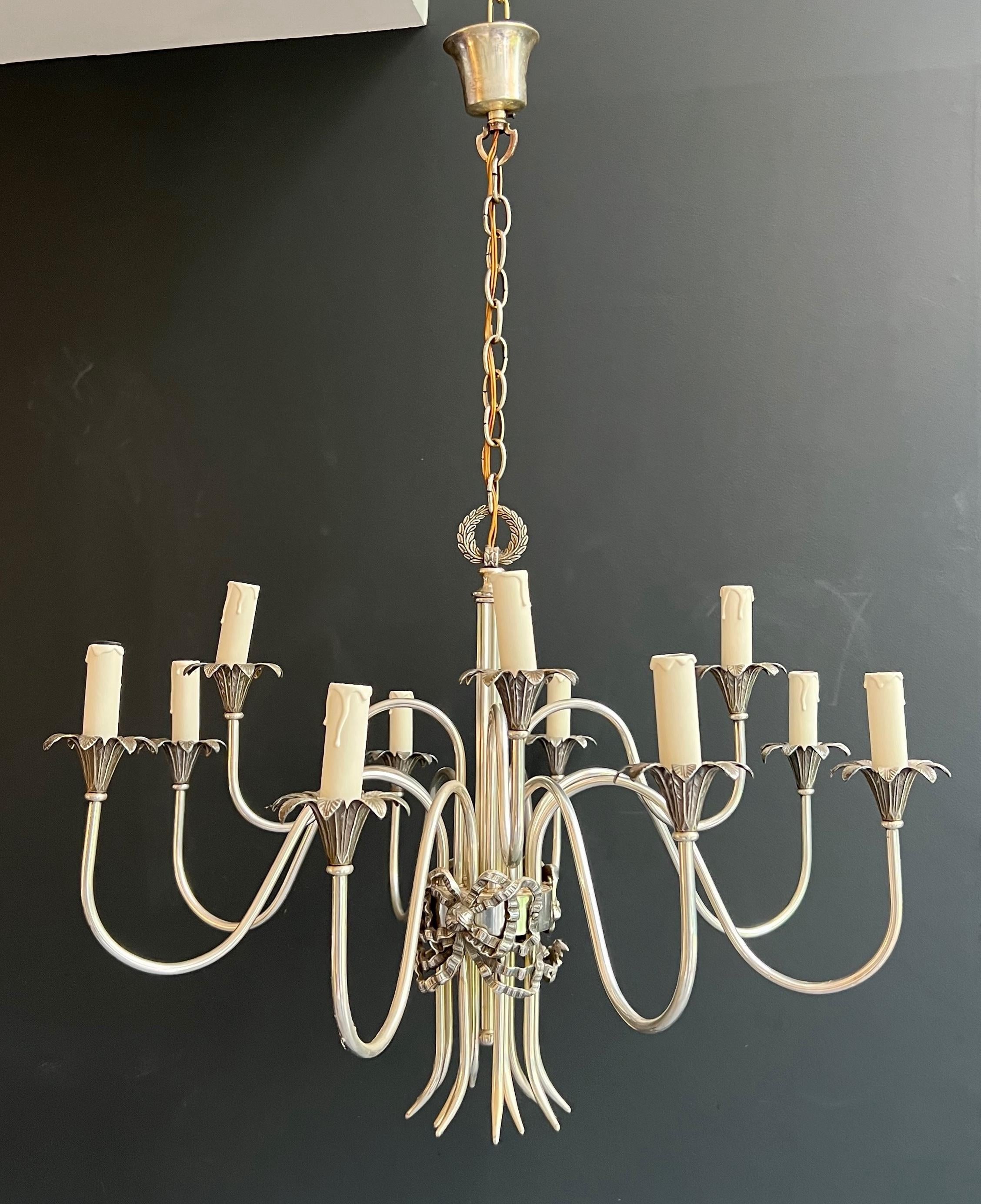 Lampadario in metallo argentato in stile neoclassico. Opera francese Maison Charles In condizioni buone in vendita a Marcq-en-Barœul, Hauts-de-France