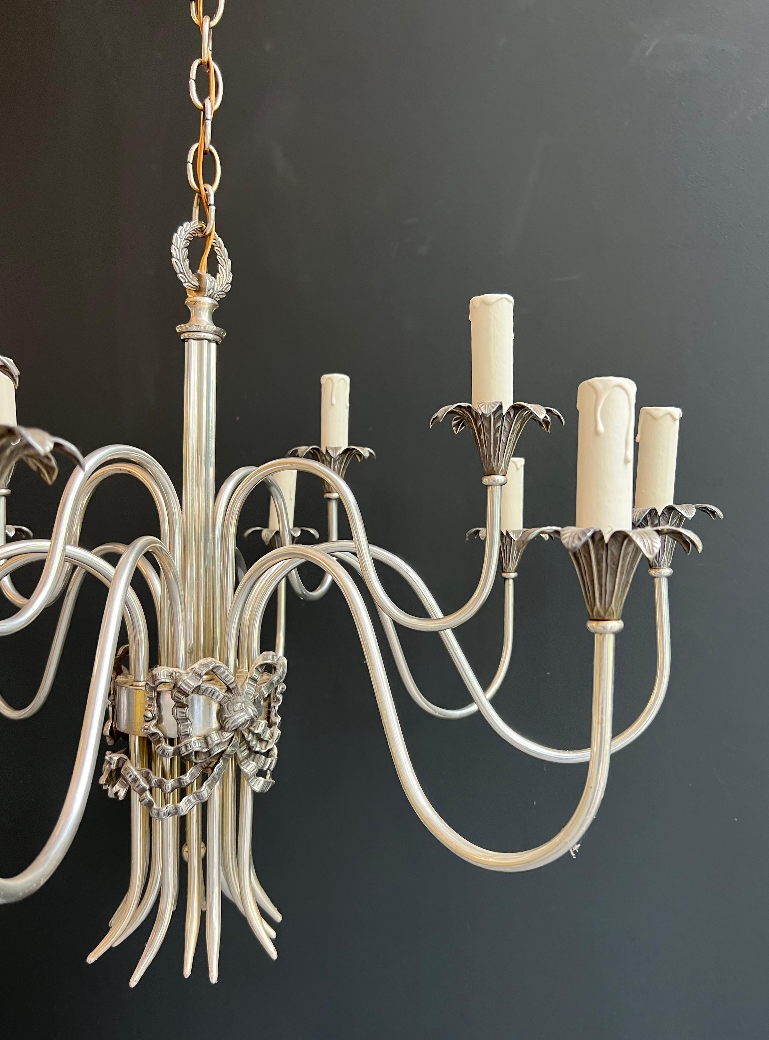 Metallo Lampadario in metallo argentato in stile neoclassico. Opera francese Maison Charles in vendita