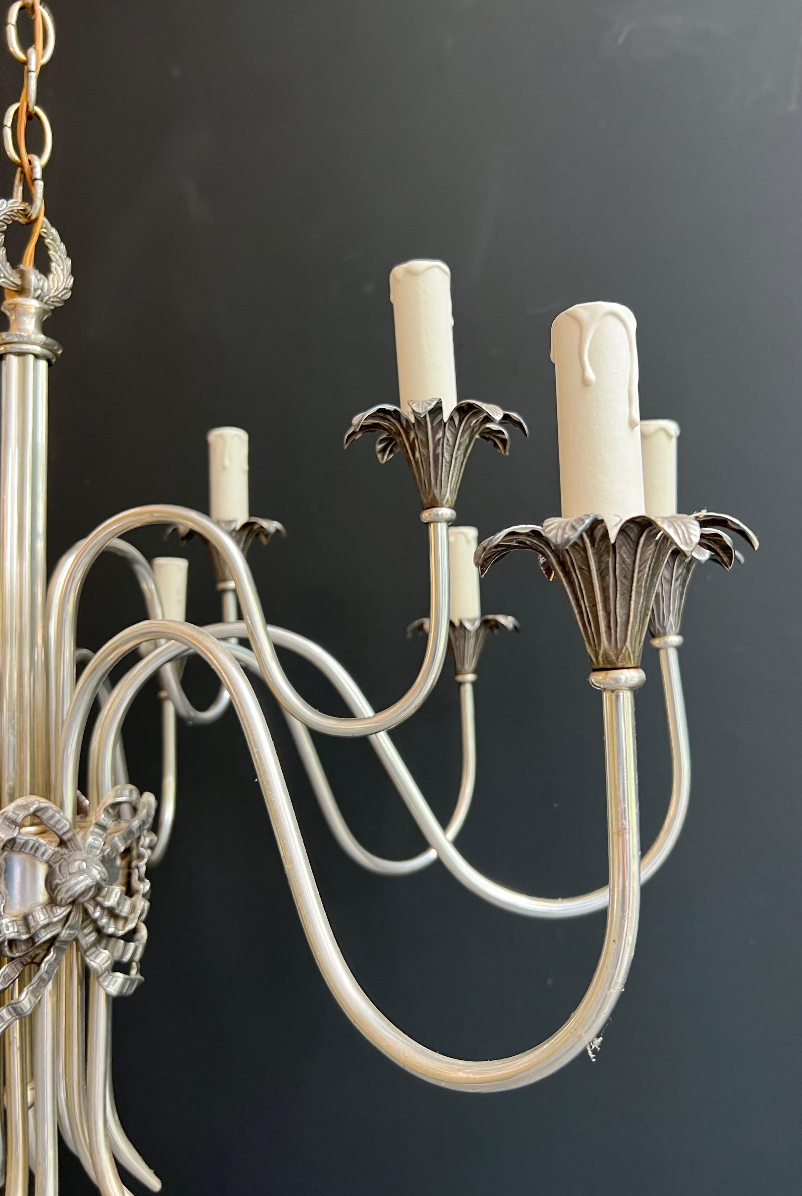 Lampadario in metallo argentato in stile neoclassico. Opera francese Maison Charles in vendita 1