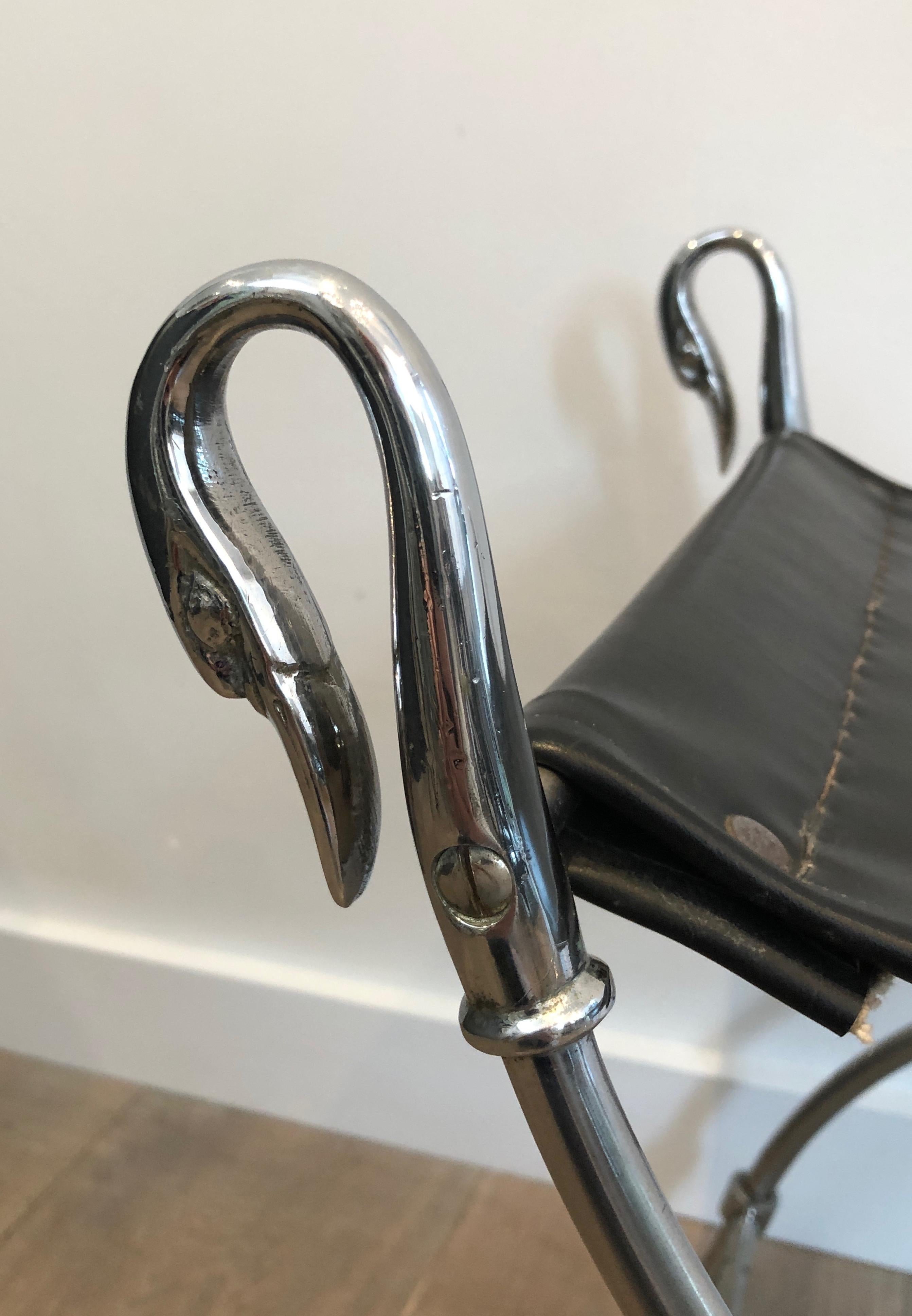 Sgabello Curule in acciaio argentato in stile neoclassico con teste di cigno e ecopelle in vendita 2