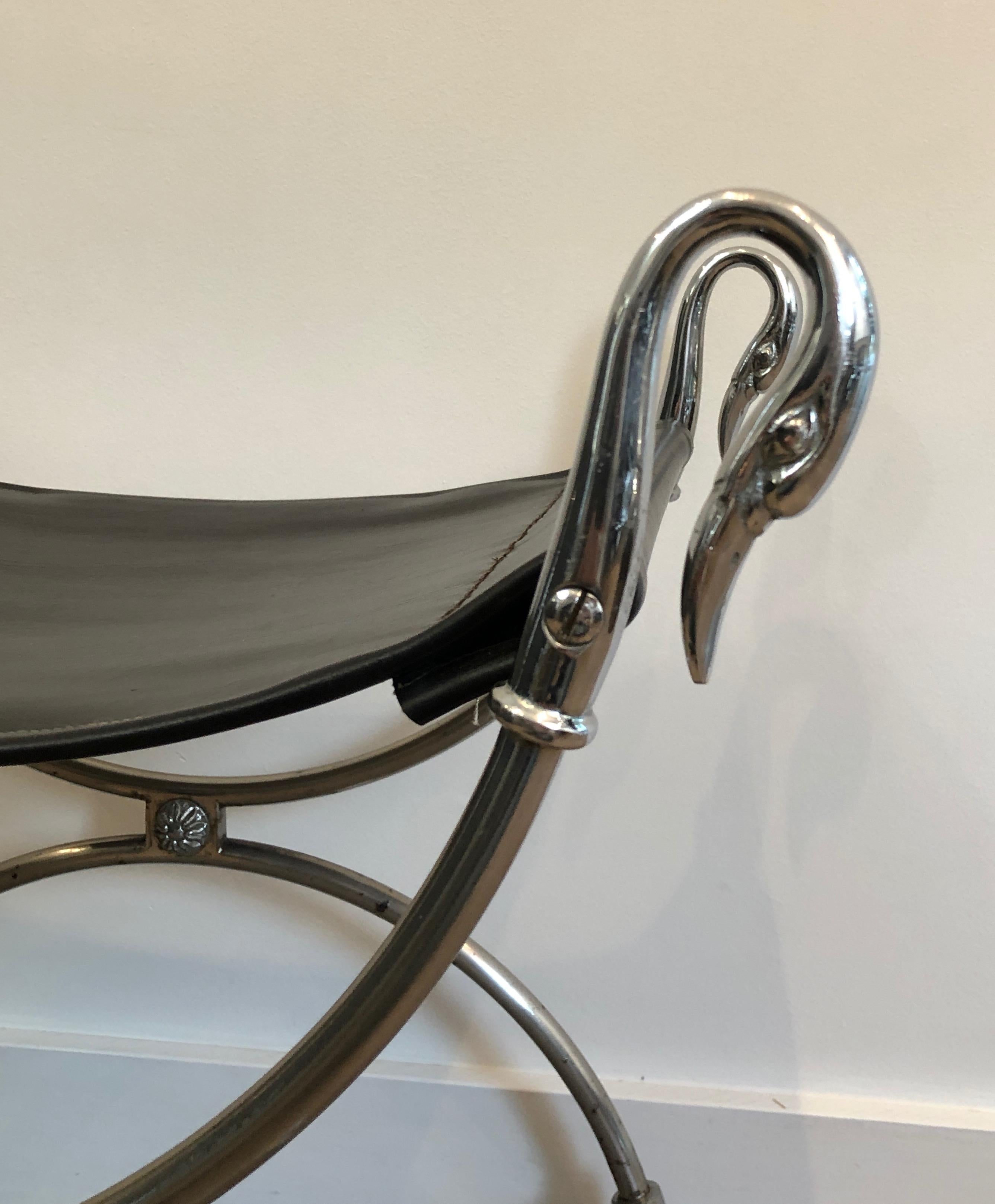 Sgabello Curule in acciaio argentato in stile neoclassico con teste di cigno e ecopelle in vendita 3