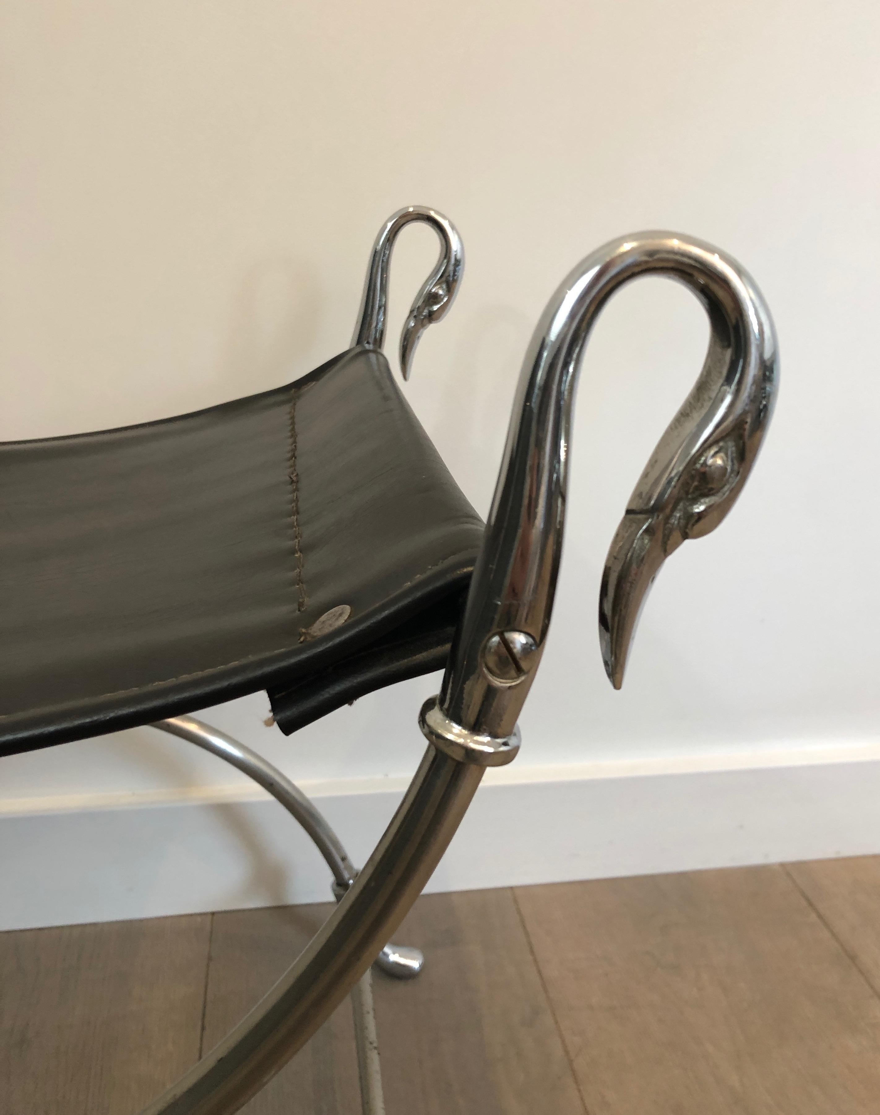 Sgabello Curule in acciaio argentato in stile neoclassico con teste di cigno e ecopelle in vendita 5
