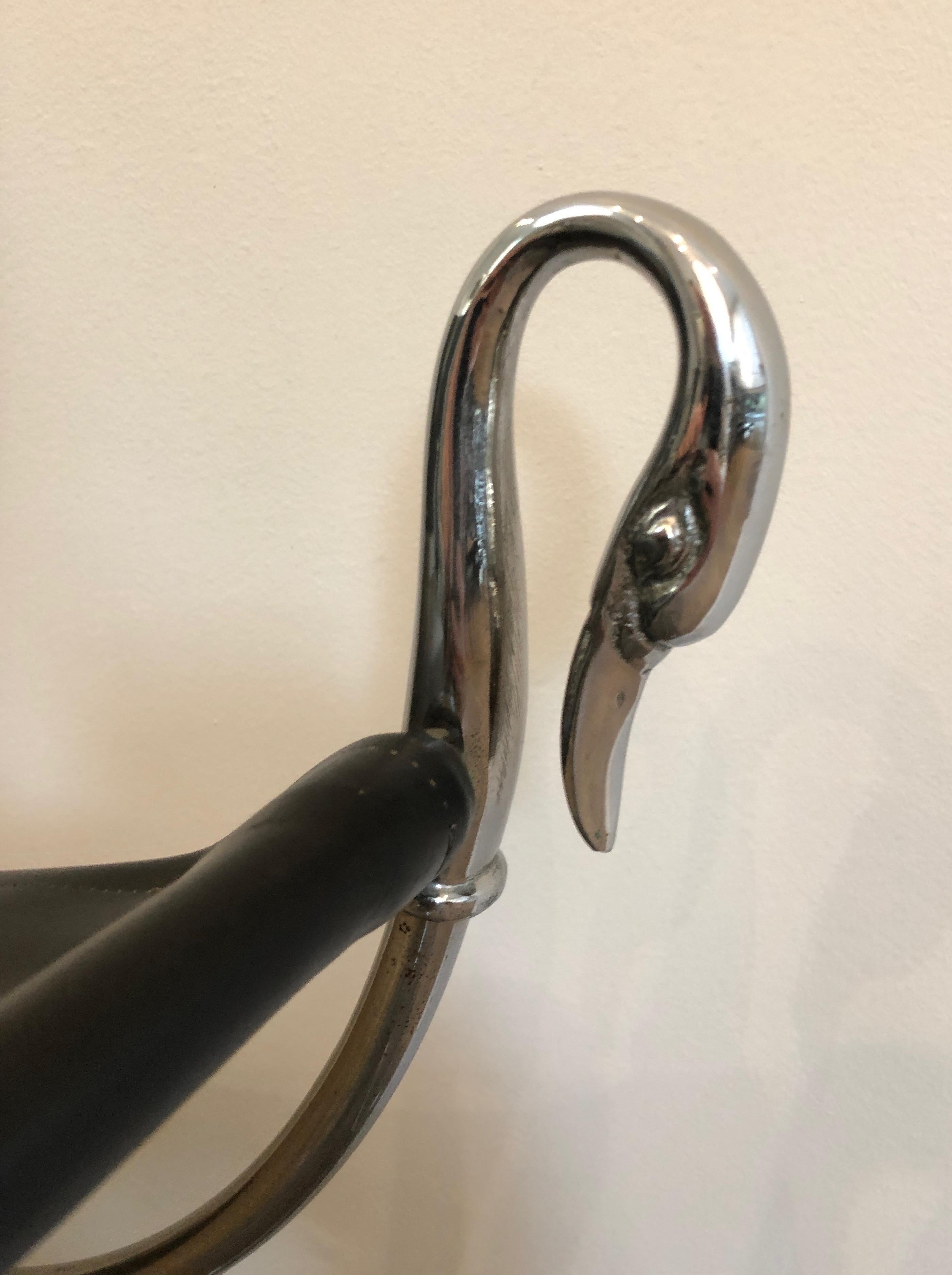Sgabello Curule in acciaio argentato in stile neoclassico con teste di cigno e ecopelle in vendita 6