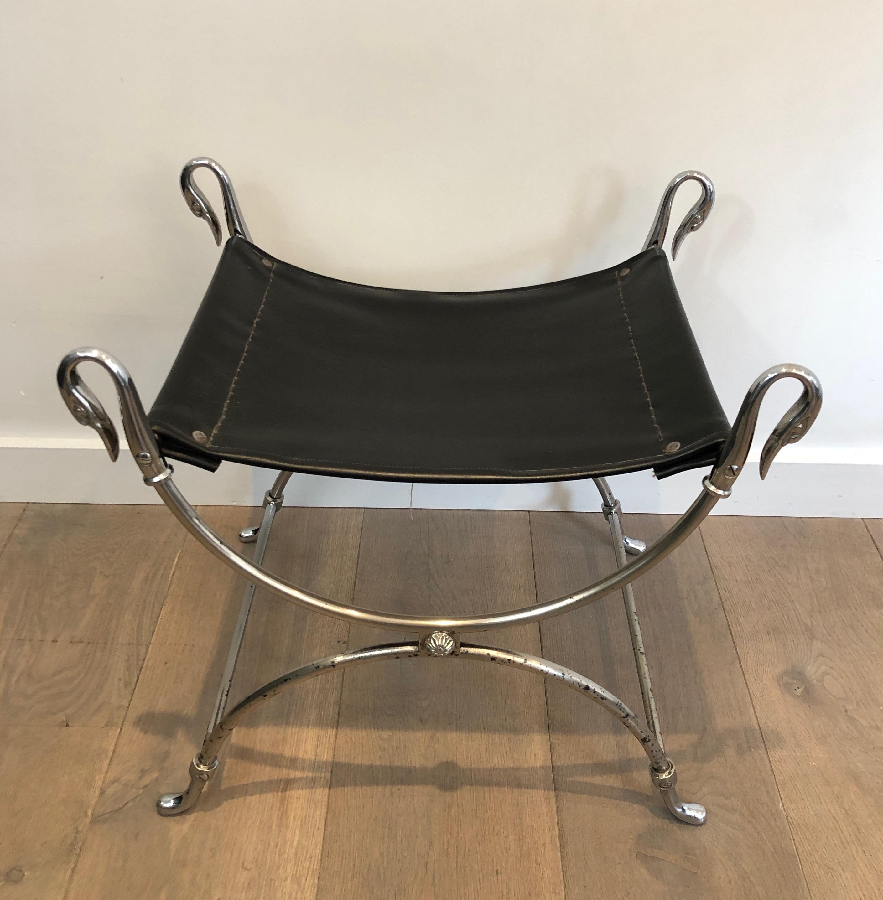 Sgabello Curule in acciaio argentato in stile neoclassico con teste di cigno e ecopelle in vendita 8