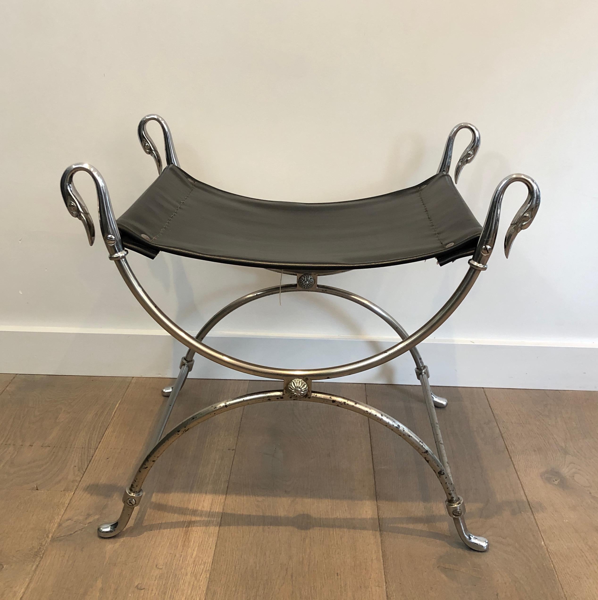 Sgabello Curule in acciaio argentato in stile neoclassico con teste di cigno e ecopelle in vendita 9