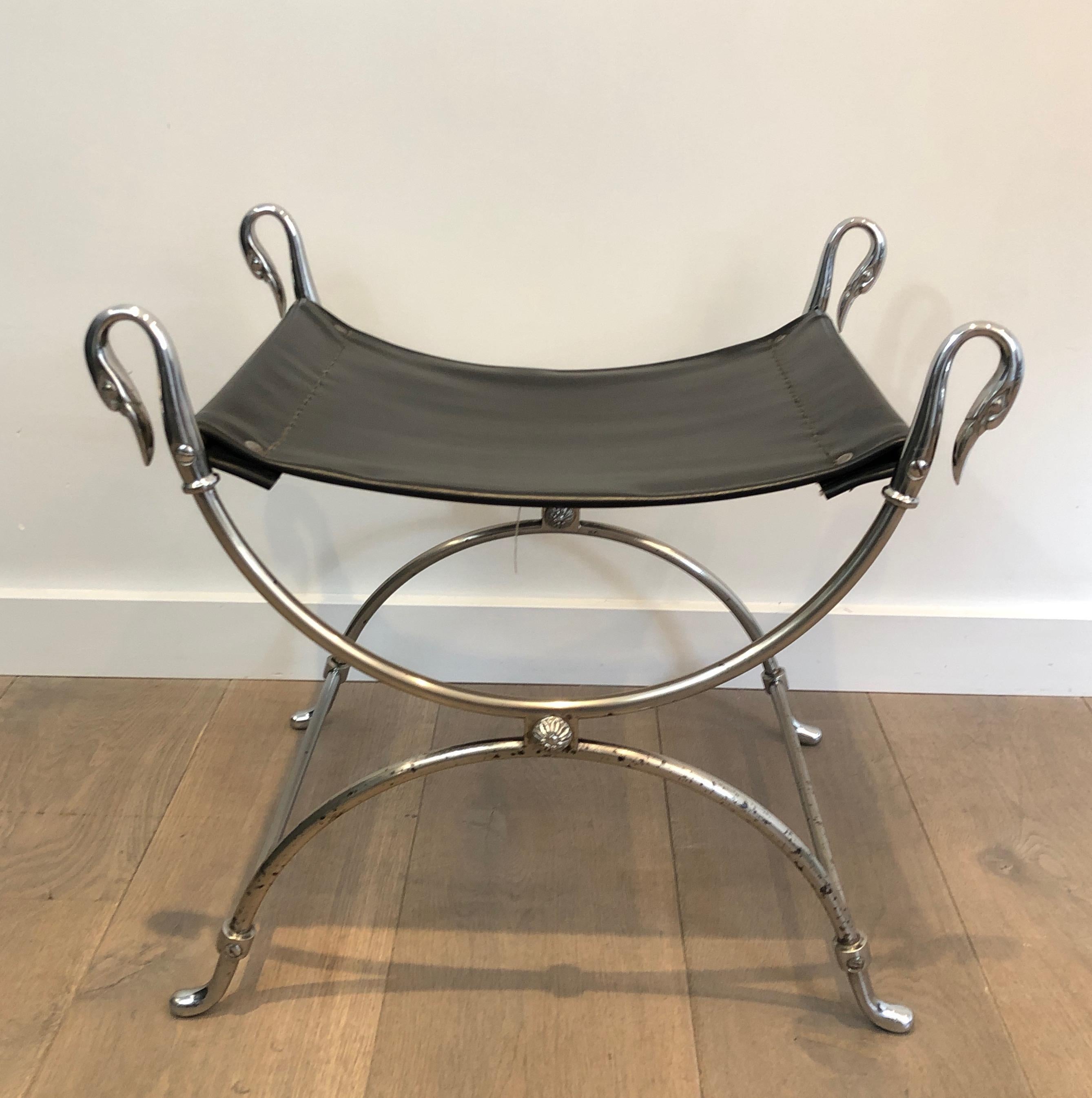 Neoclassico Sgabello Curule in acciaio argentato in stile neoclassico con teste di cigno e ecopelle in vendita