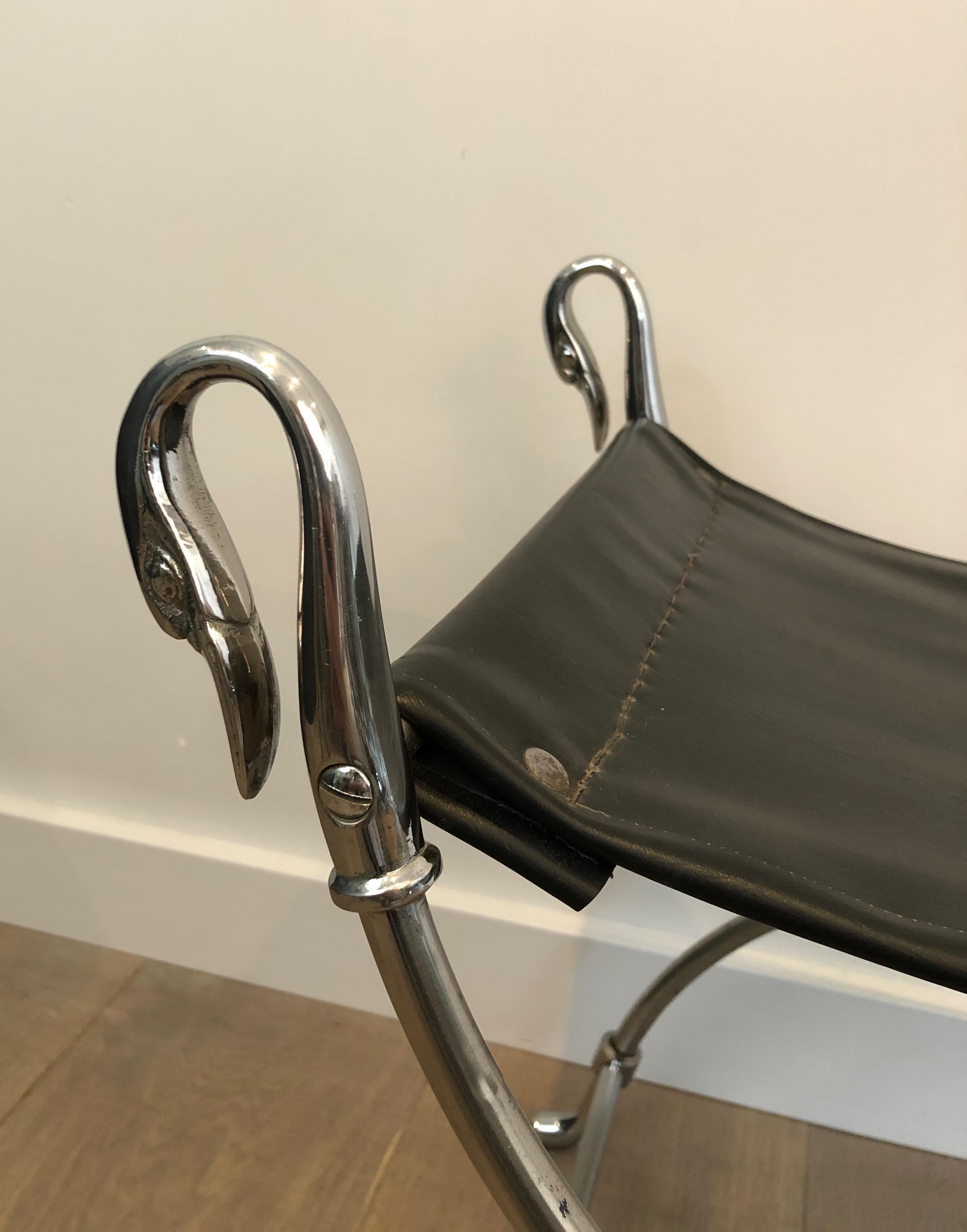 Francese Sgabello Curule in acciaio argentato in stile neoclassico con teste di cigno e ecopelle in vendita