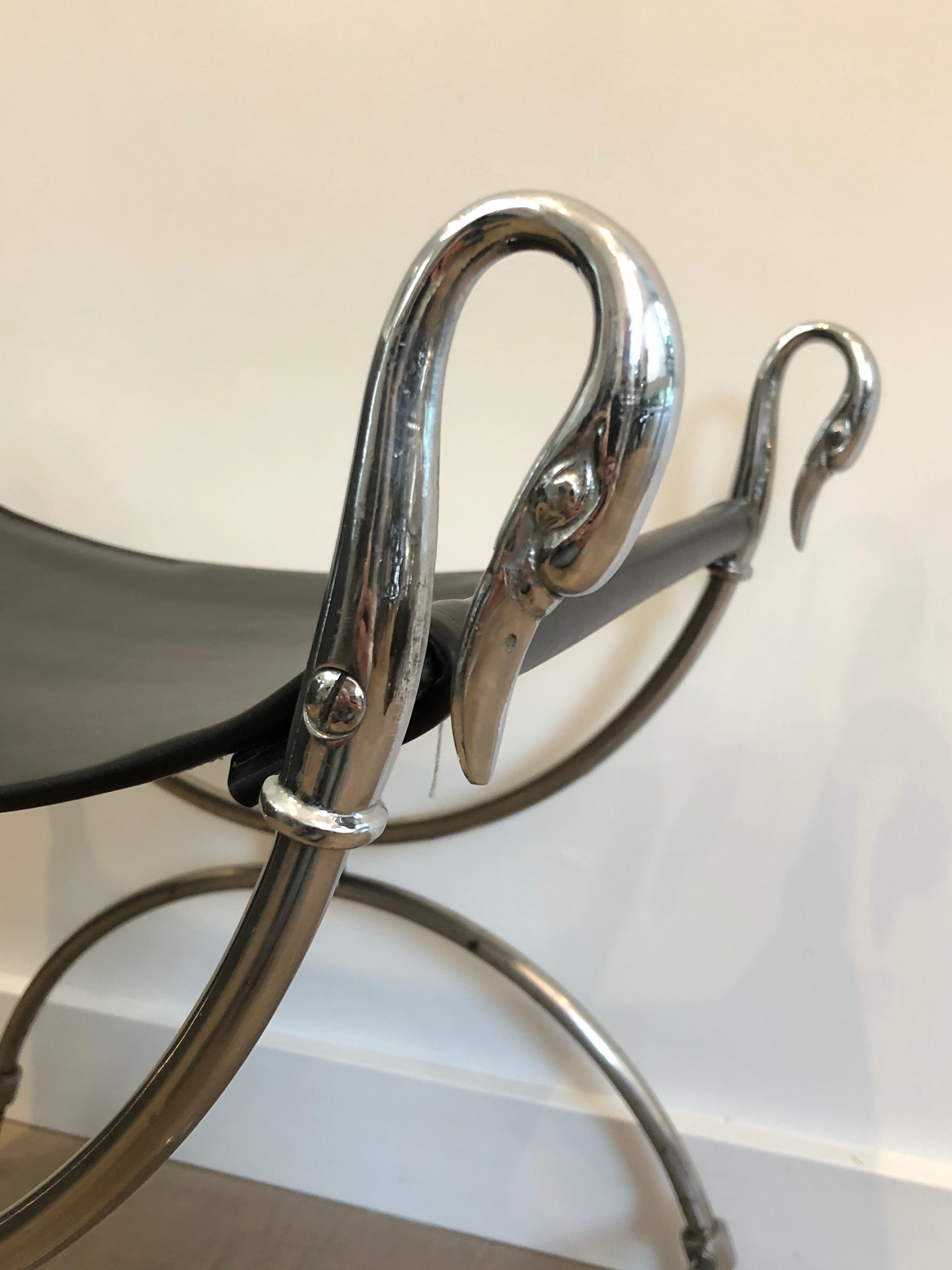 Argentato Sgabello Curule in acciaio argentato in stile neoclassico con teste di cigno e ecopelle in vendita