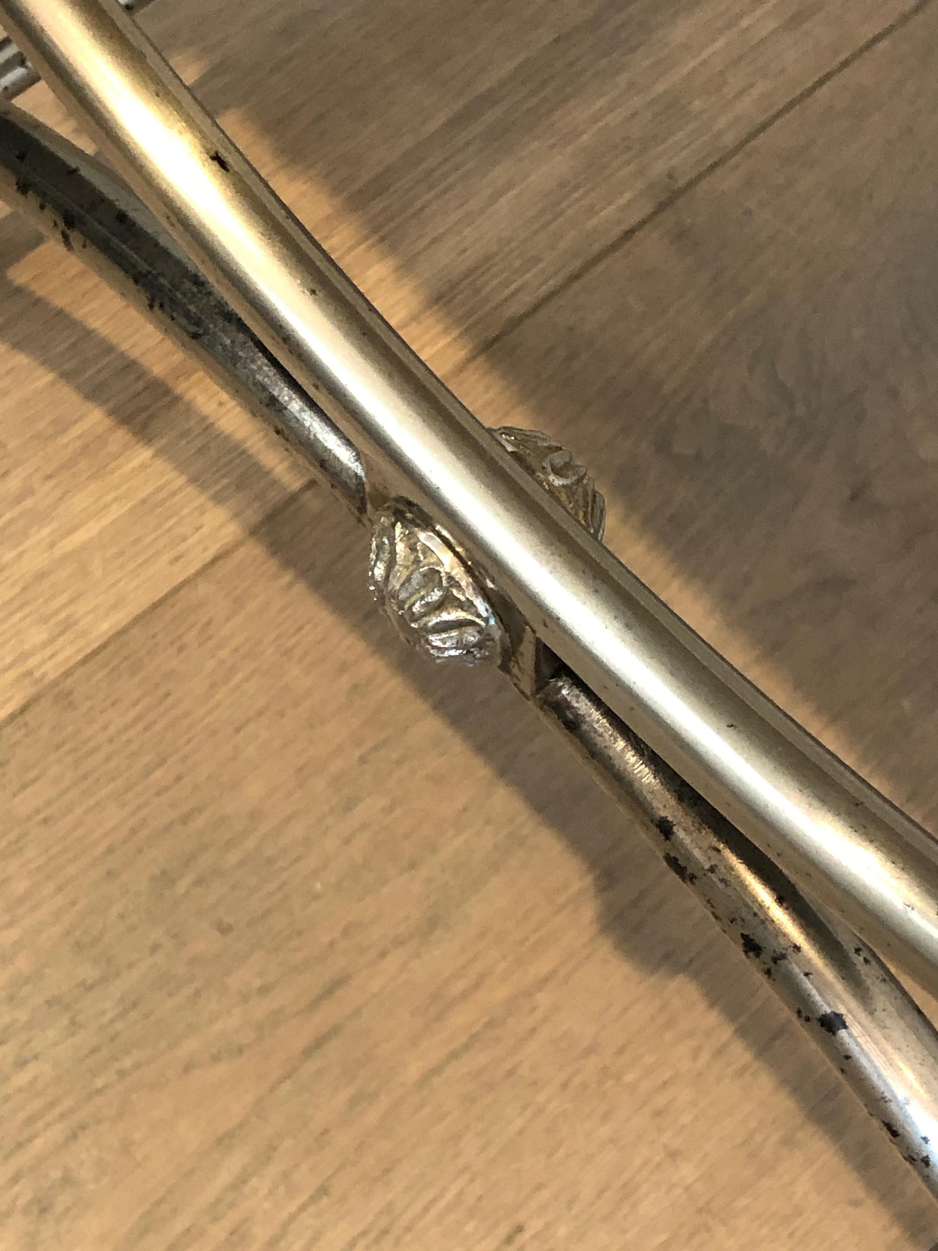 Metà XX secolo Sgabello Curule in acciaio argentato in stile neoclassico con teste di cigno e ecopelle in vendita