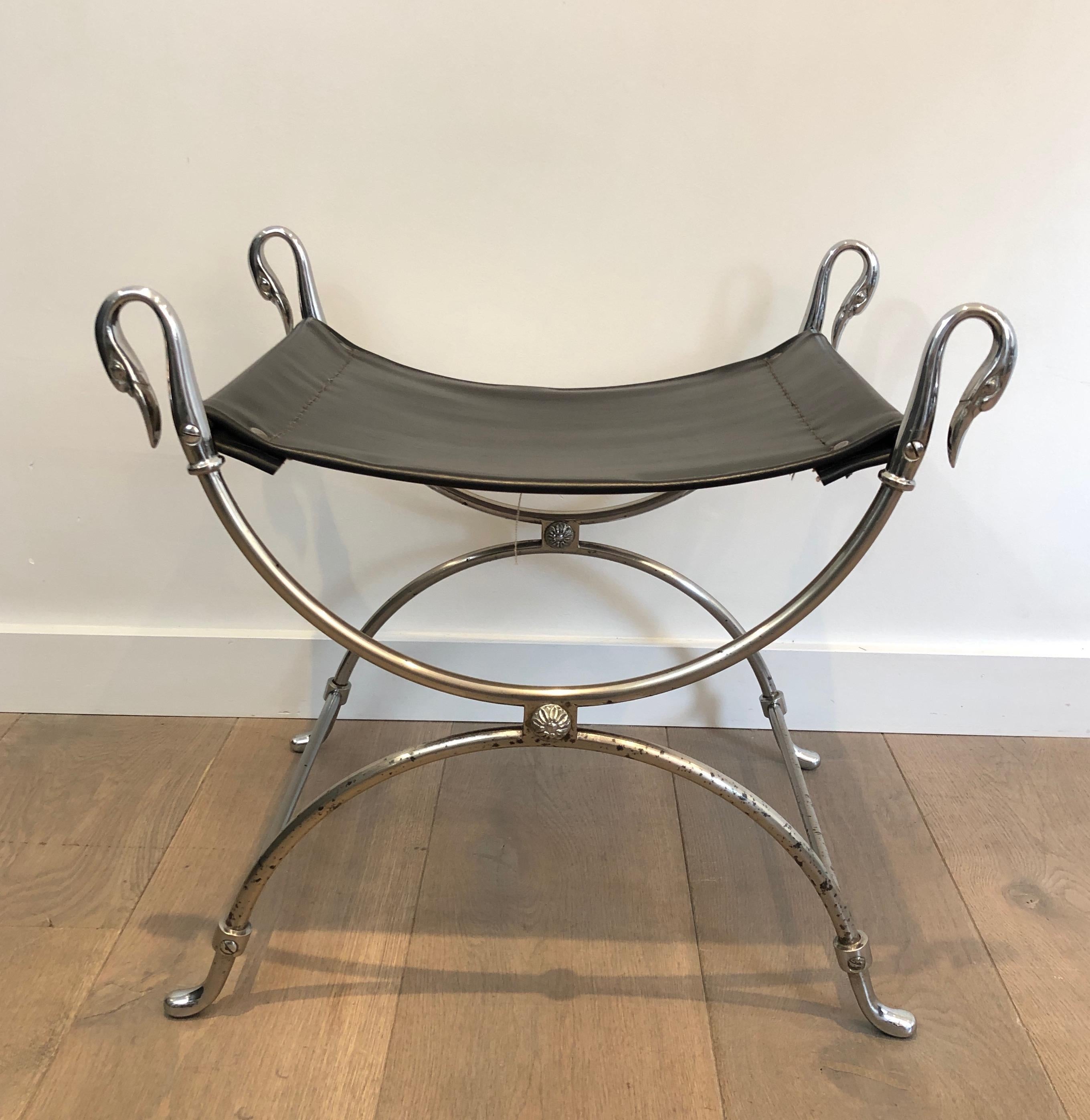 Sgabello Curule in acciaio argentato in stile neoclassico con teste di cigno e ecopelle in vendita 1