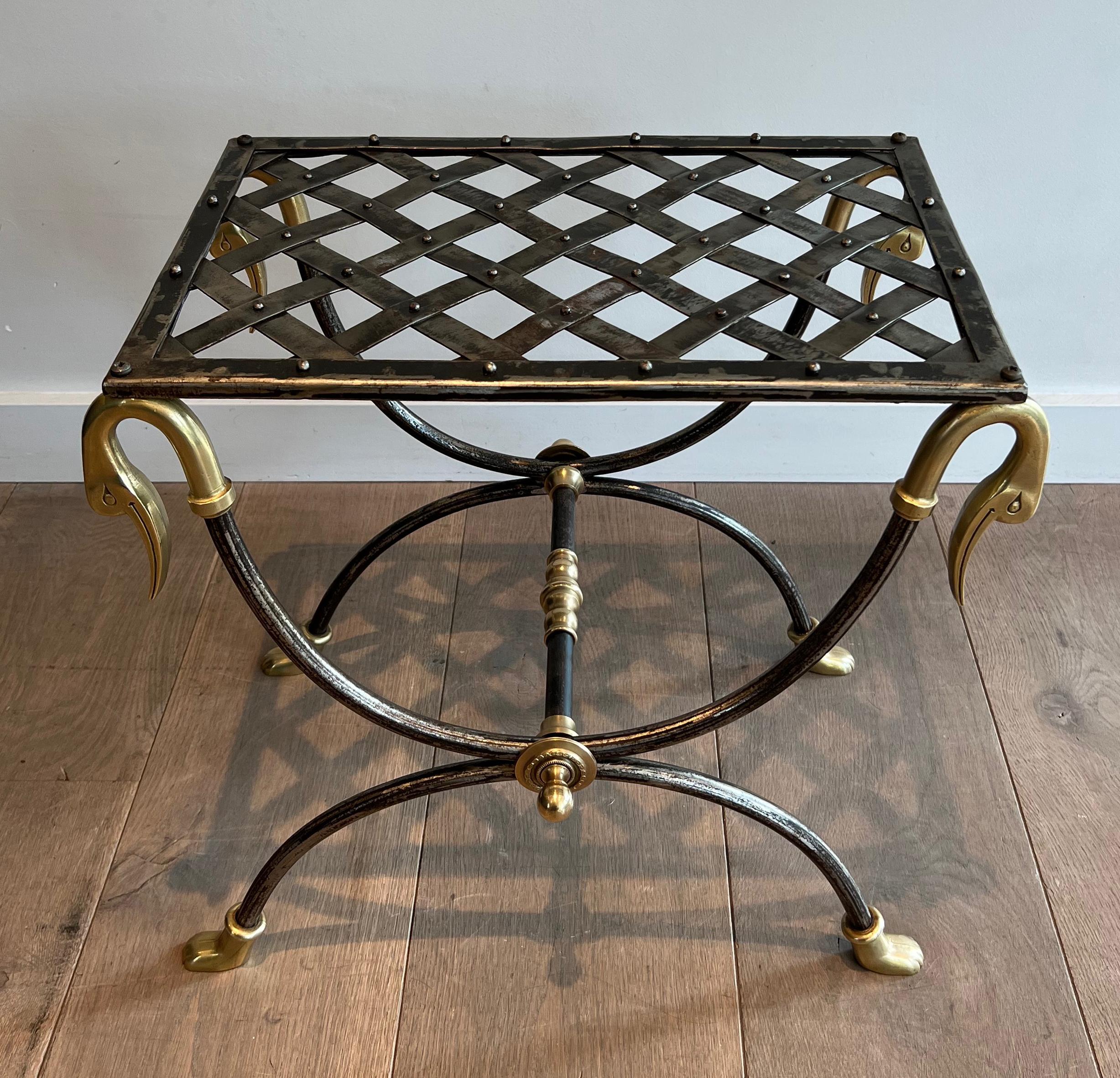 Tabouret Curule en acier et laiton de style néoclassique attribué à la Maison Jansen en vente 6