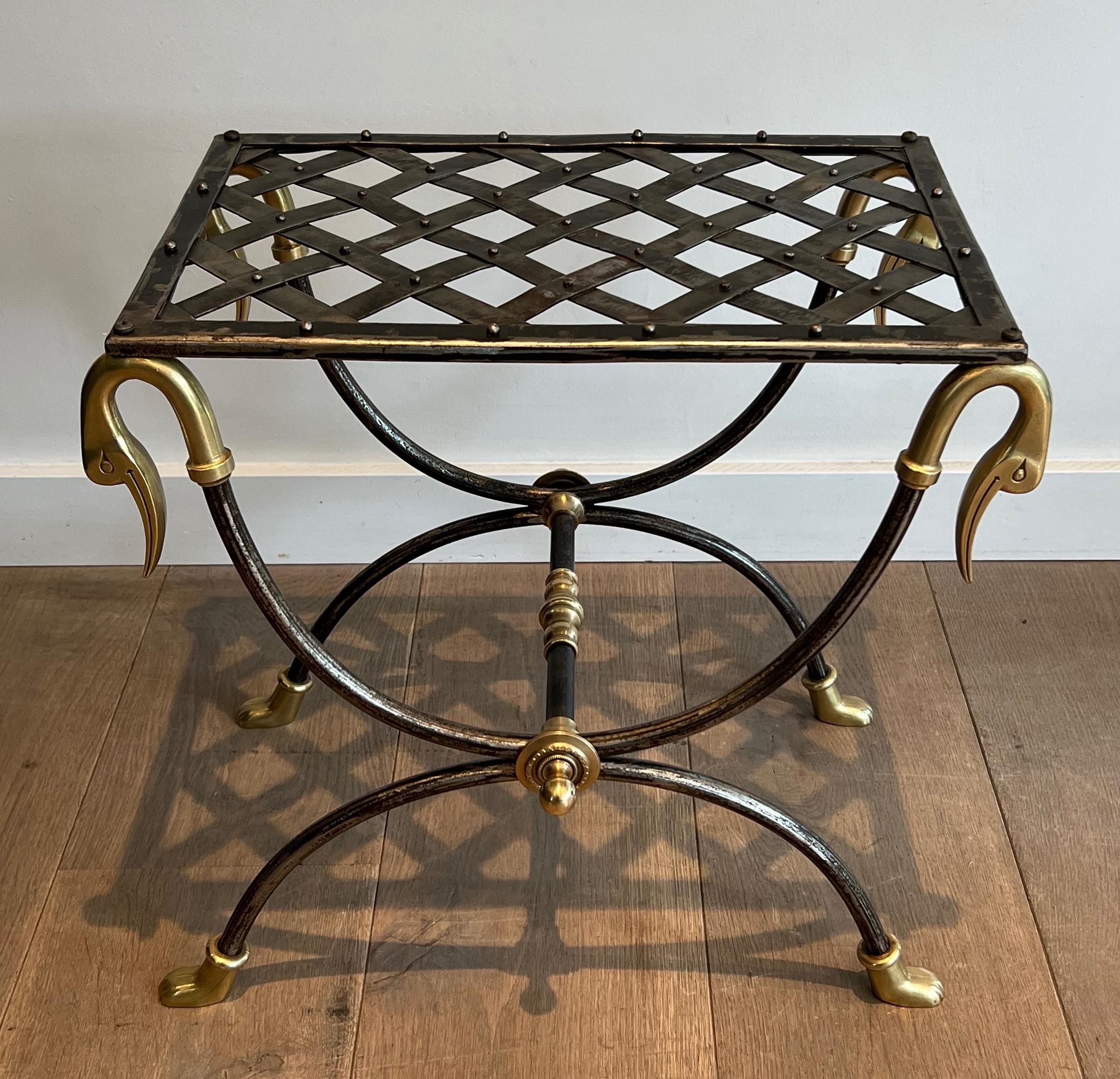 Tabouret Curule en acier et laiton de style néoclassique attribué à la Maison Jansen en vente 7
